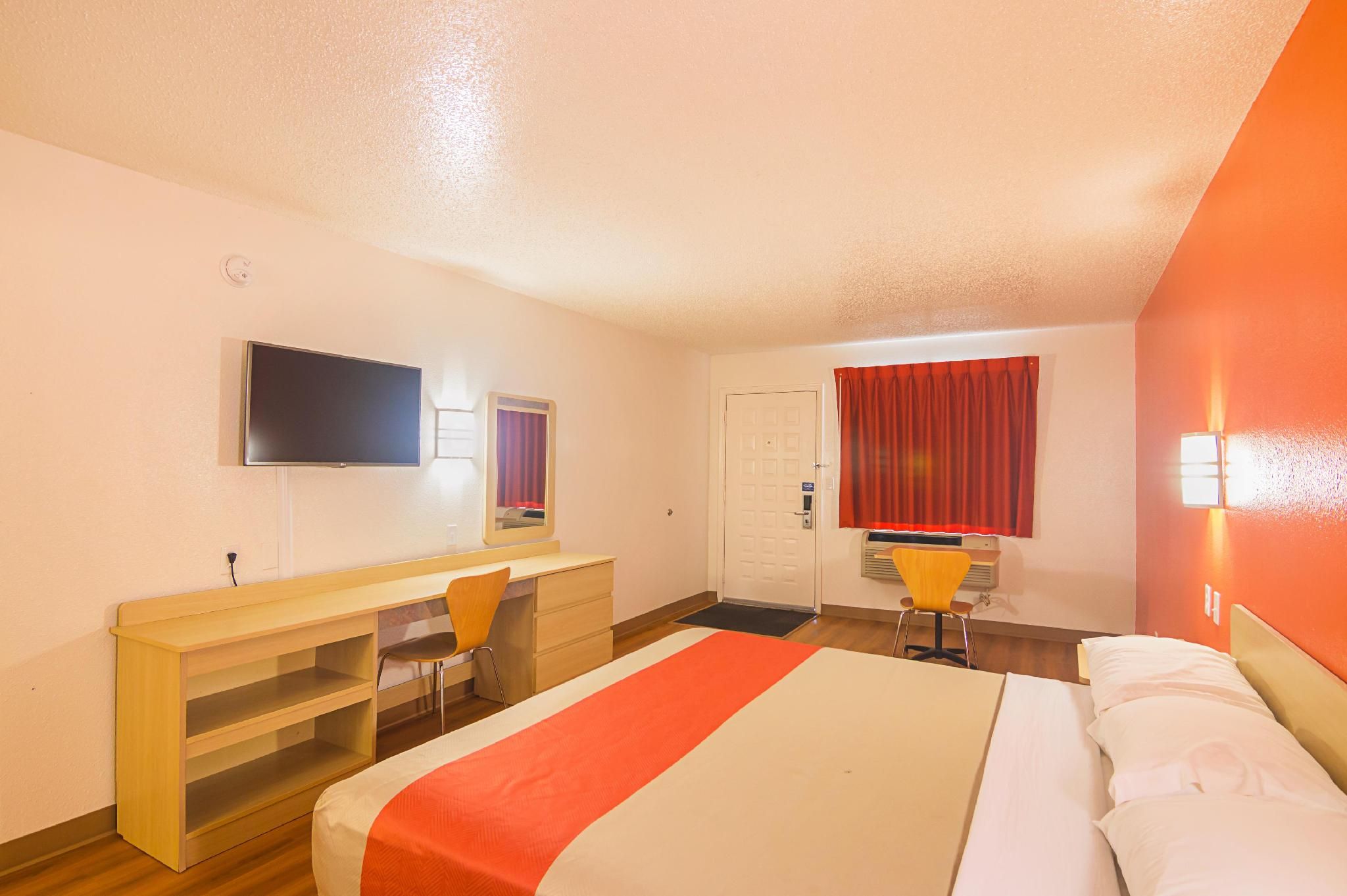 1 King Bed |