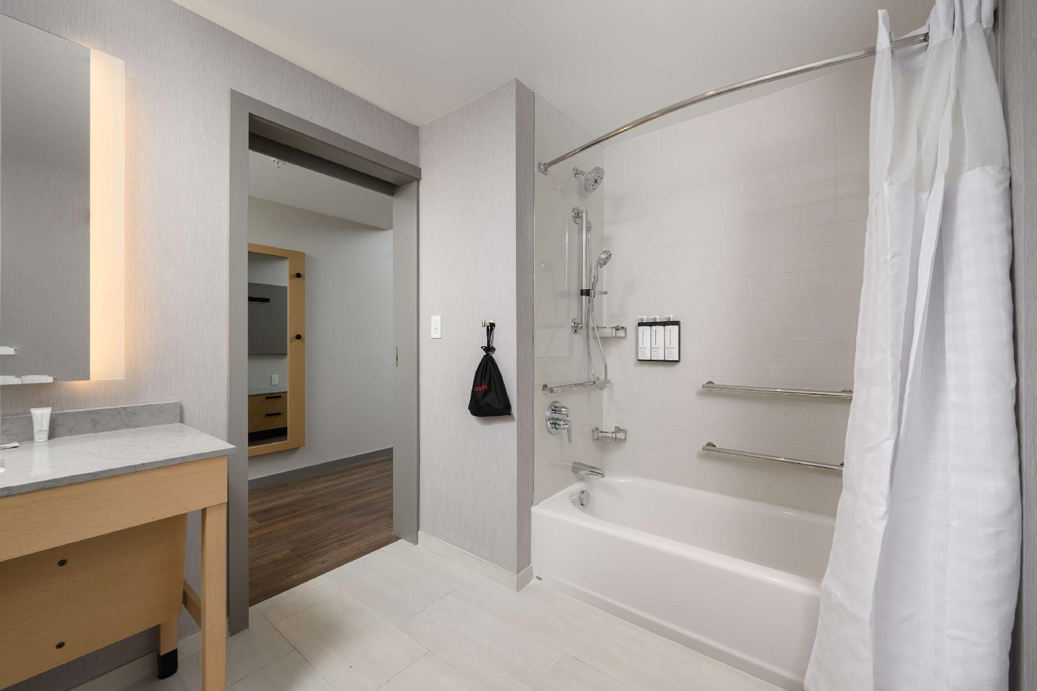 Accessible Suite King Bedtub Suite (Plus Sofa Bed)