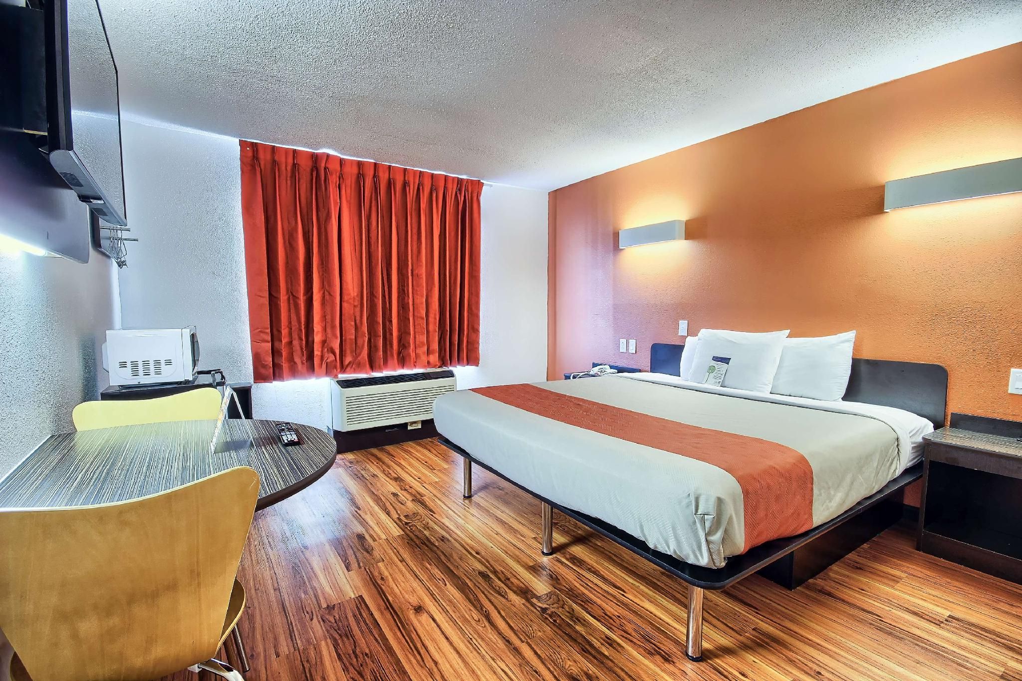 1 King Bed | Non-Smoking