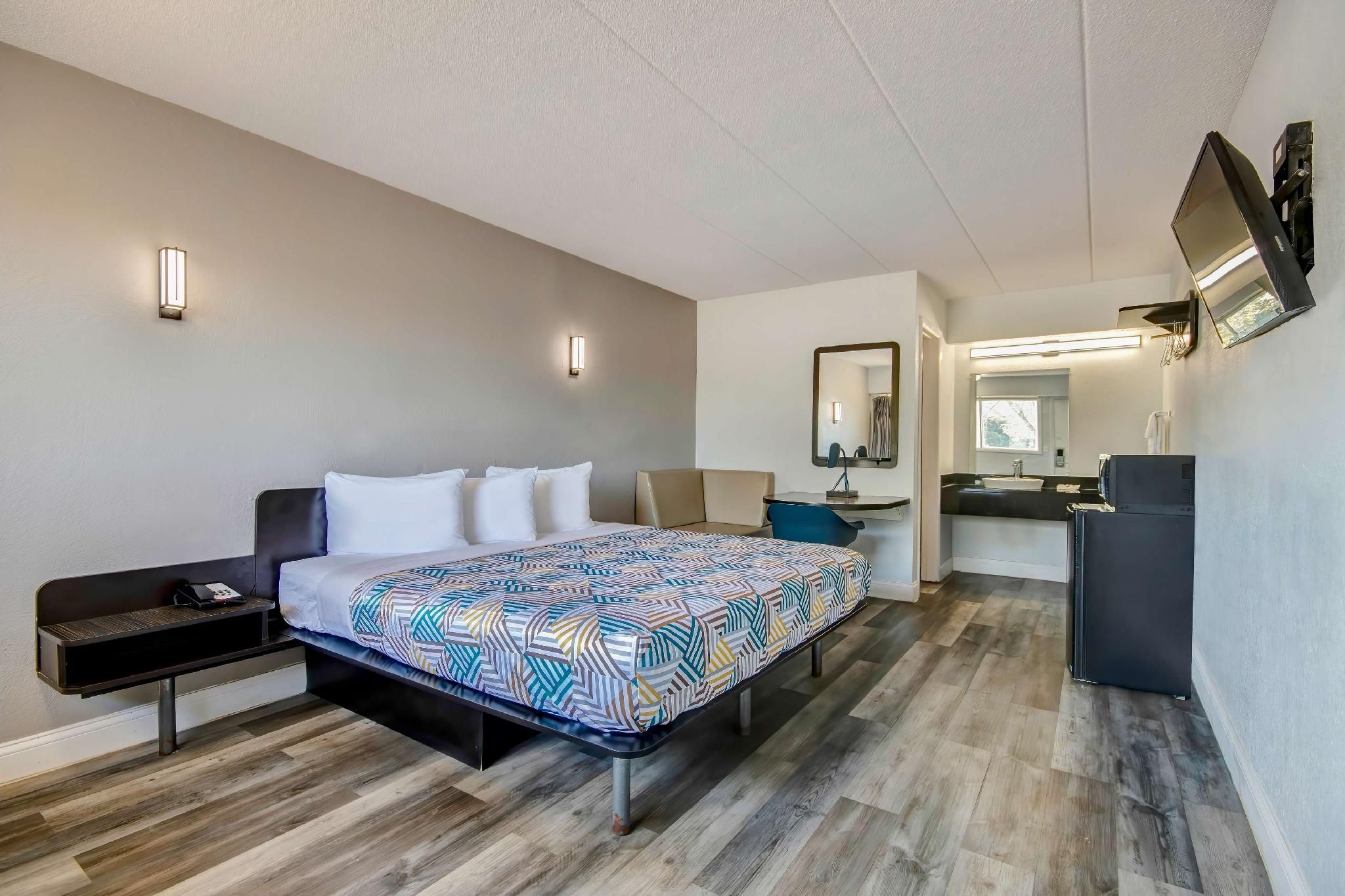 1 King Bed | Non-Smoking