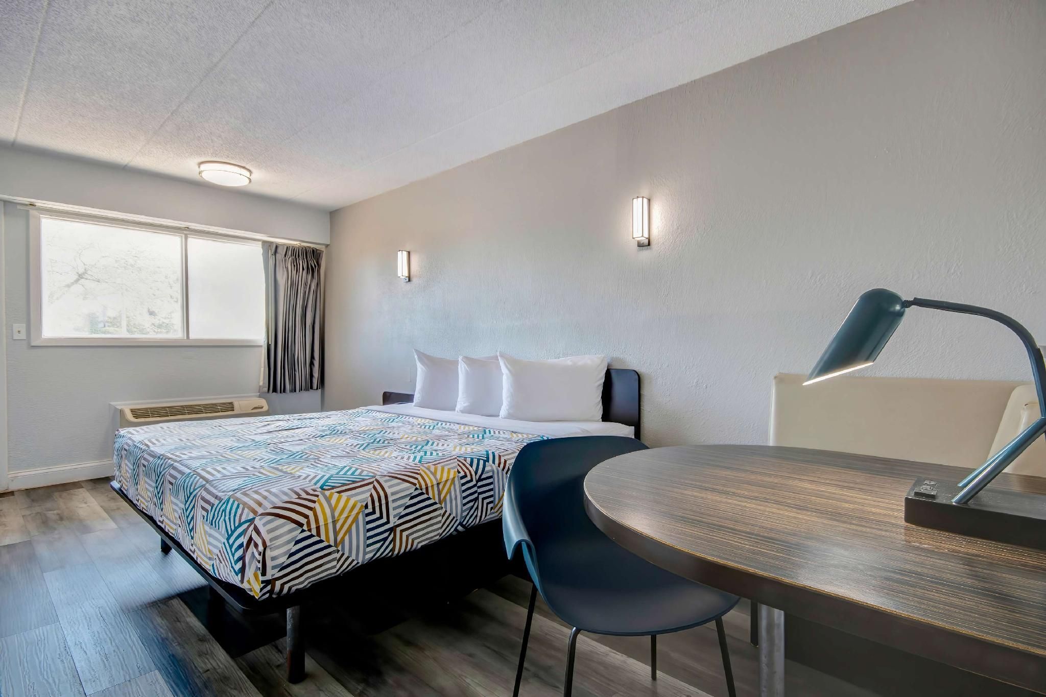 1 King Bed | Non-Smoking