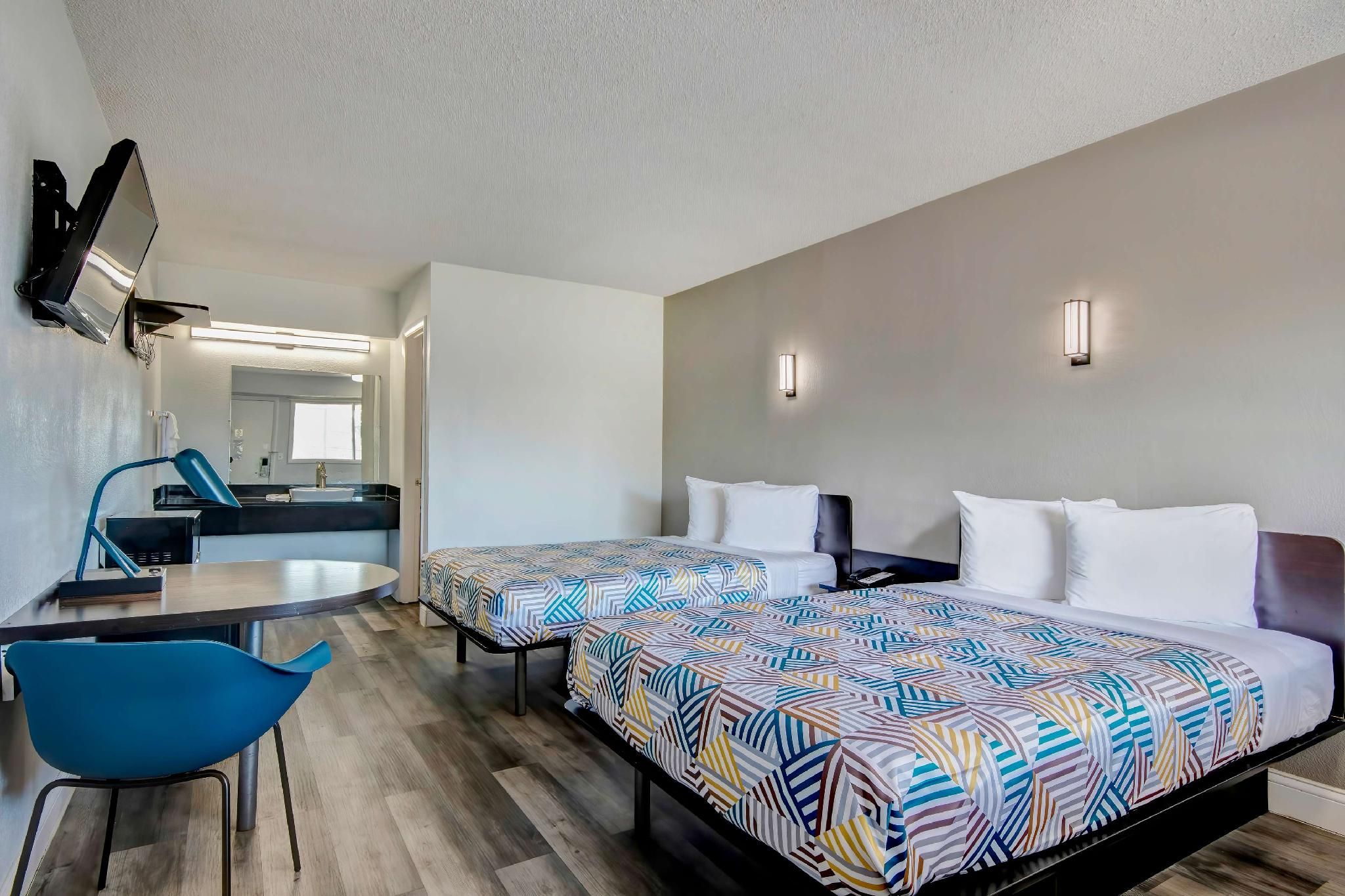 2 Full Beds | Mobility Accessible Tub Nsmk