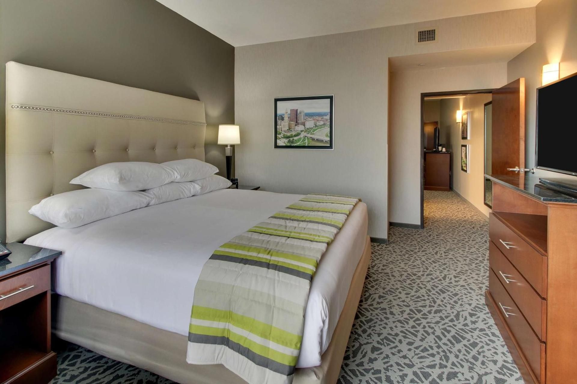 Superior King Suite with Sofa Bed - Hearing Accessible, Tub