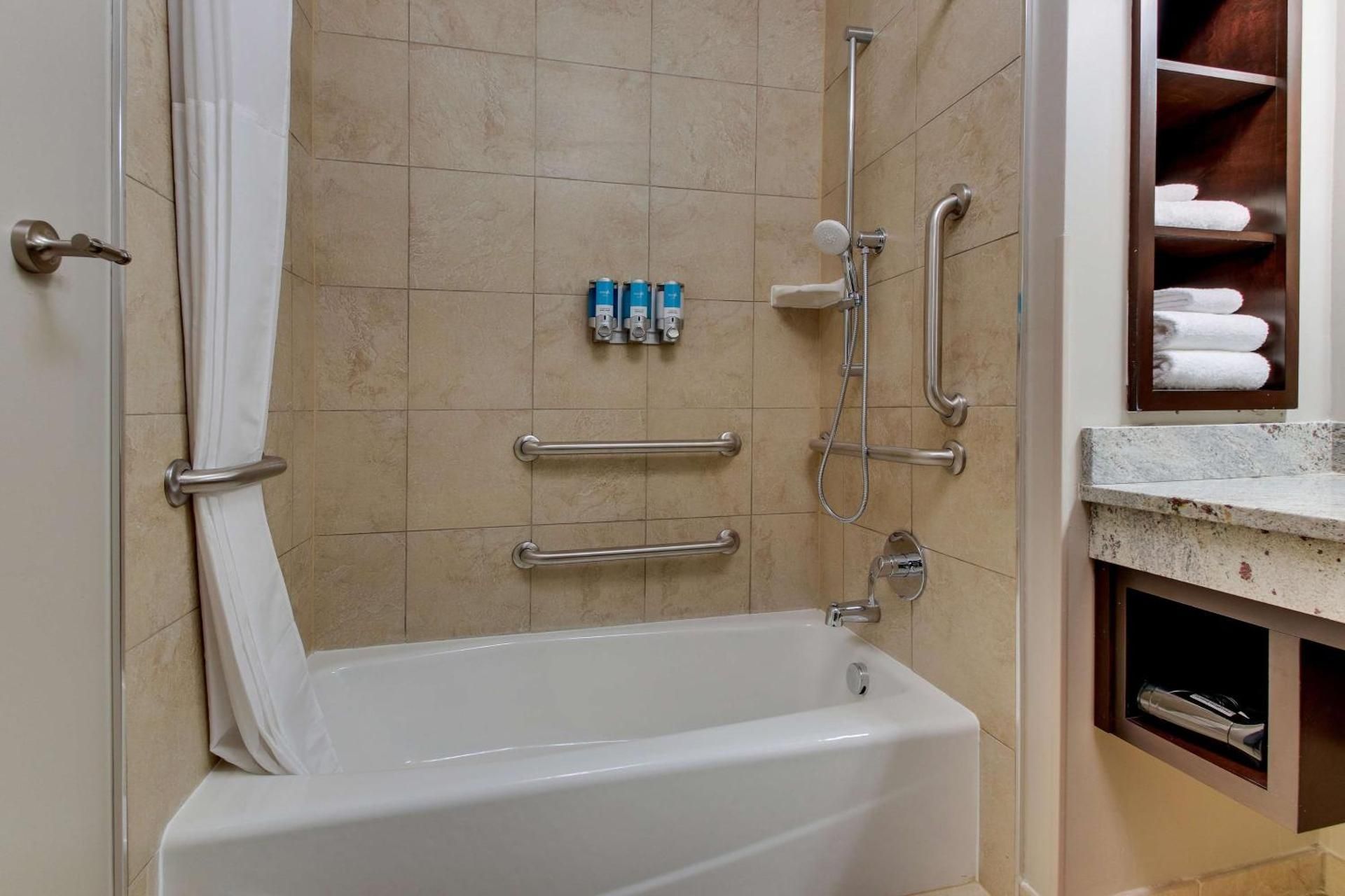 Superior Queen Suite with Sofa Bed - Hearing Accessible, Tub