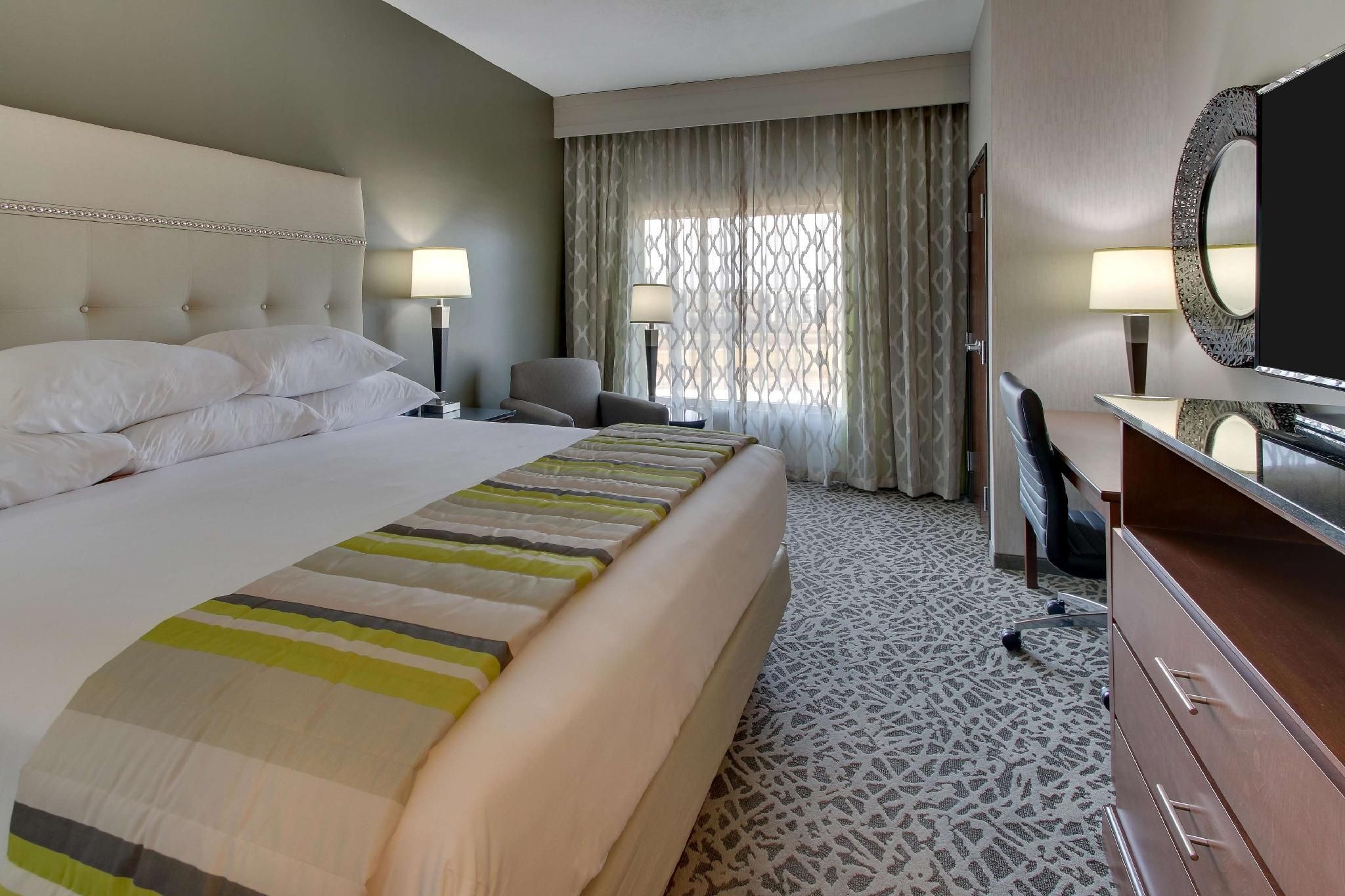 1 King Bed Upper Floor, Hearing Accessible with Tub