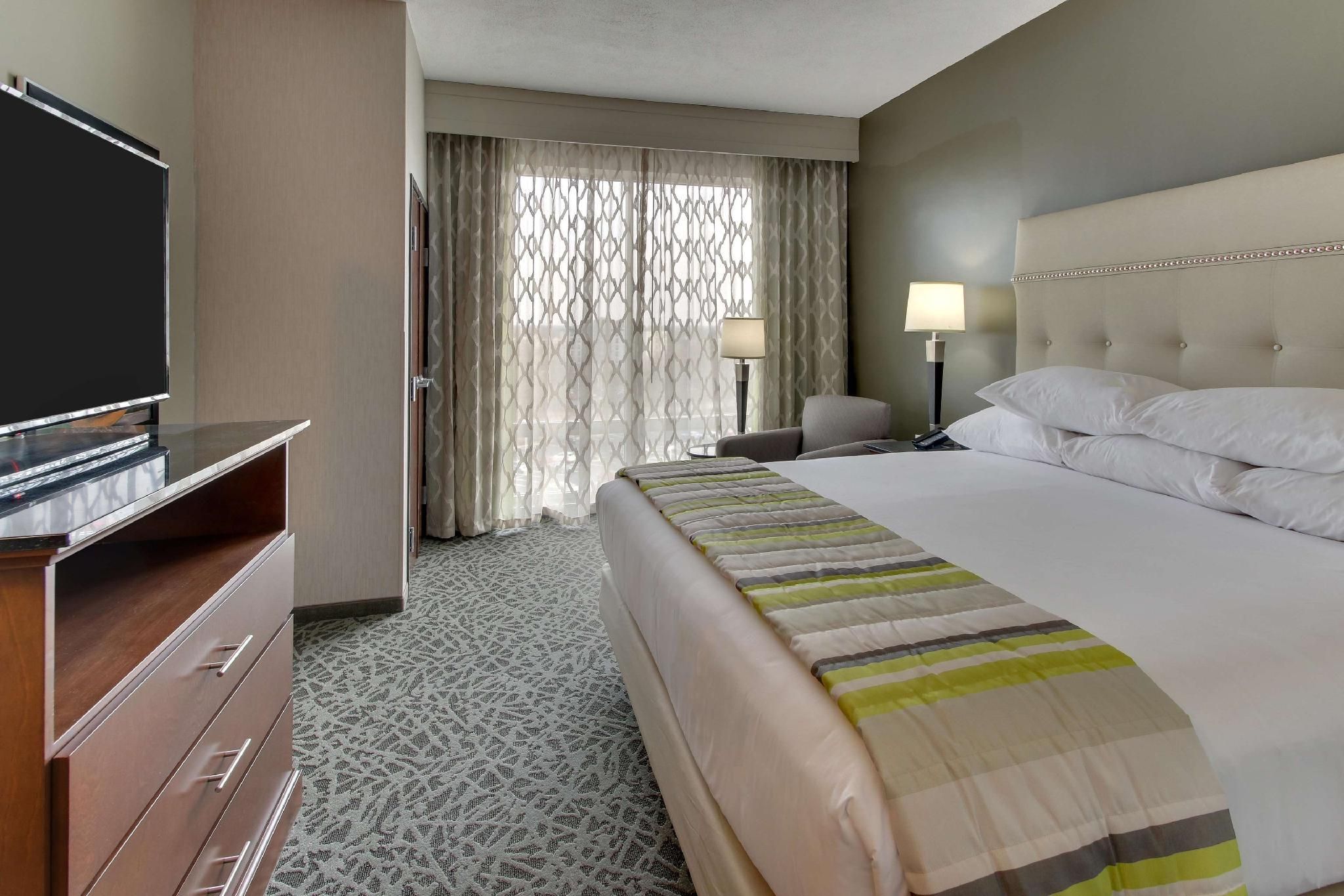 Drury Inn & Suites Columbus Polaris 1 King Bed Suite, Upper Floor 2 Rooms with Sofa Sleeper, Hearing Accessible with Tub 2