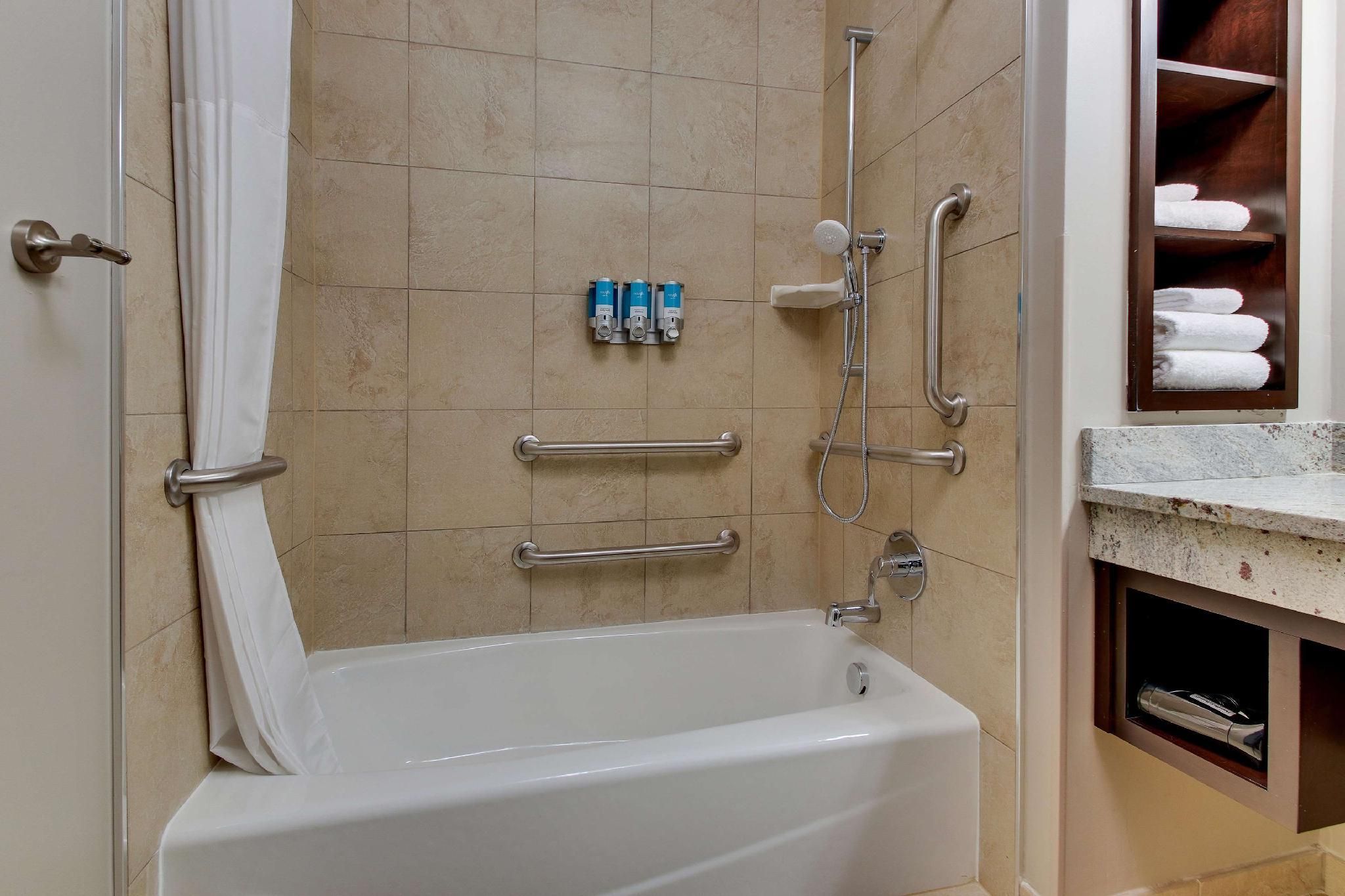 2 Queen Beds Hearing Accessible with Tub