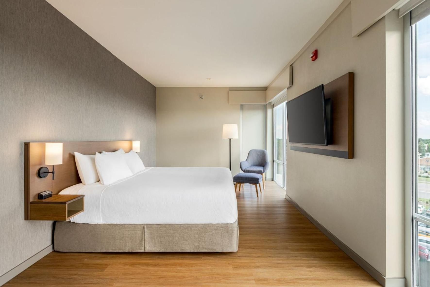 King Room with Sofa Bed and Accessible Tub