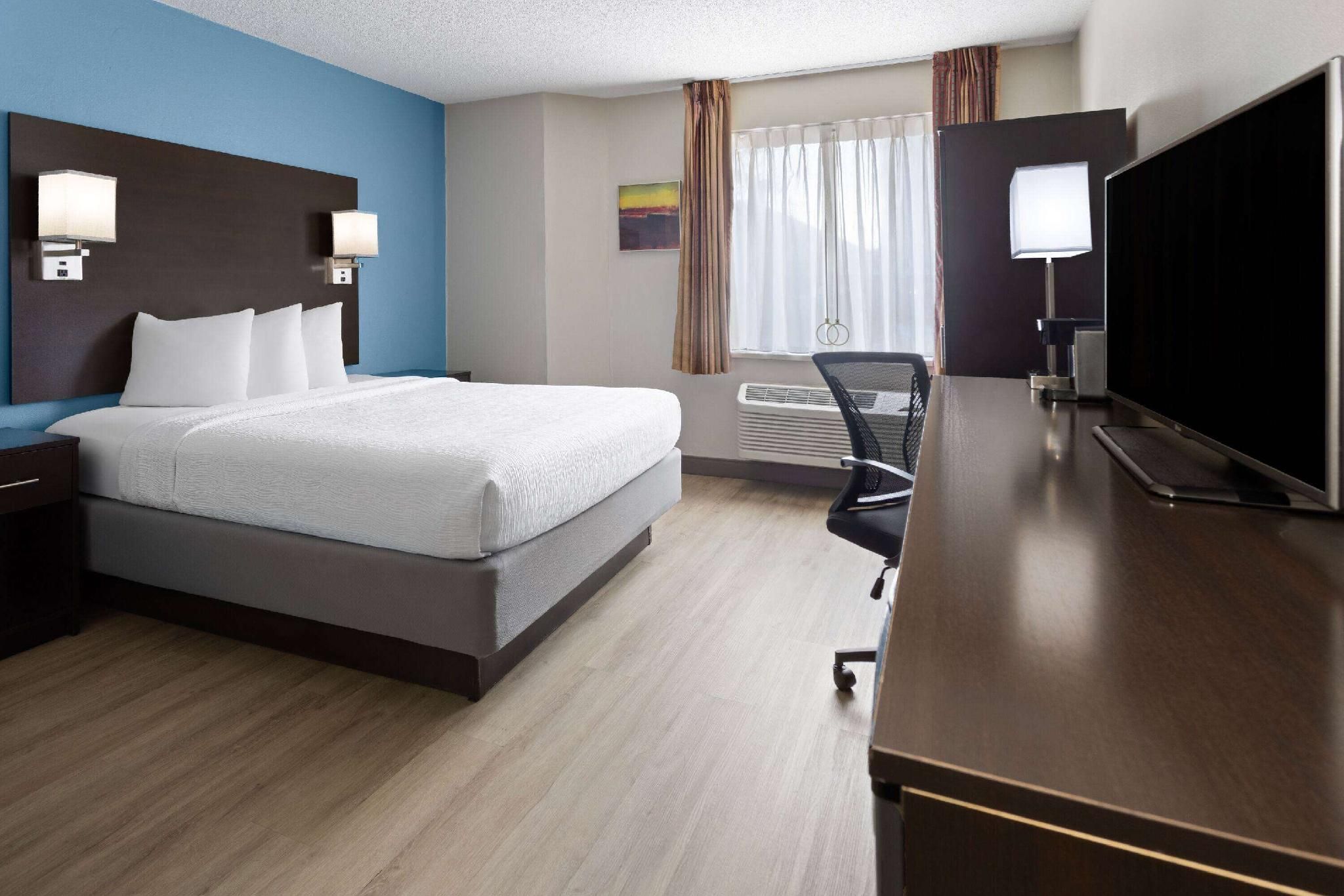 1 Queen Bed, Mobility Accessible Room, NonSmoking