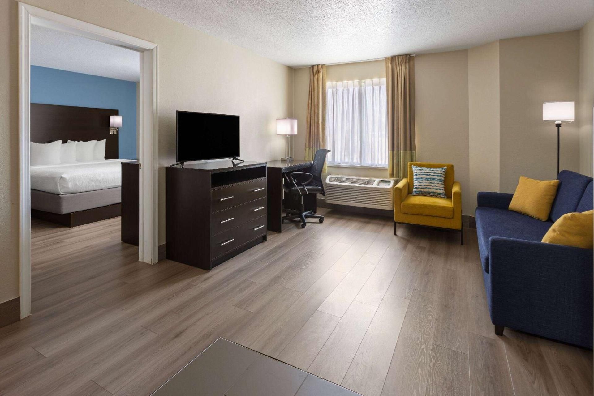 1 King Bed, Studio Suite, Non-Smoking