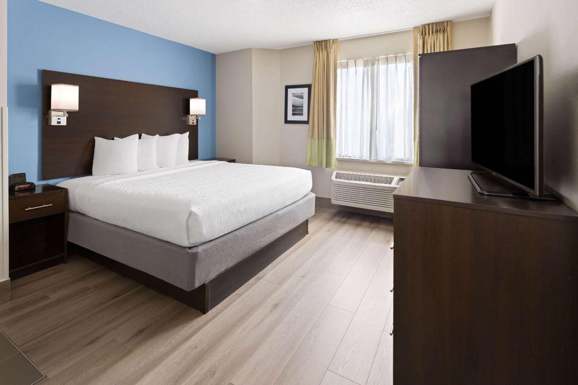 1 King Bed, Studio Suite, Non-Smoking