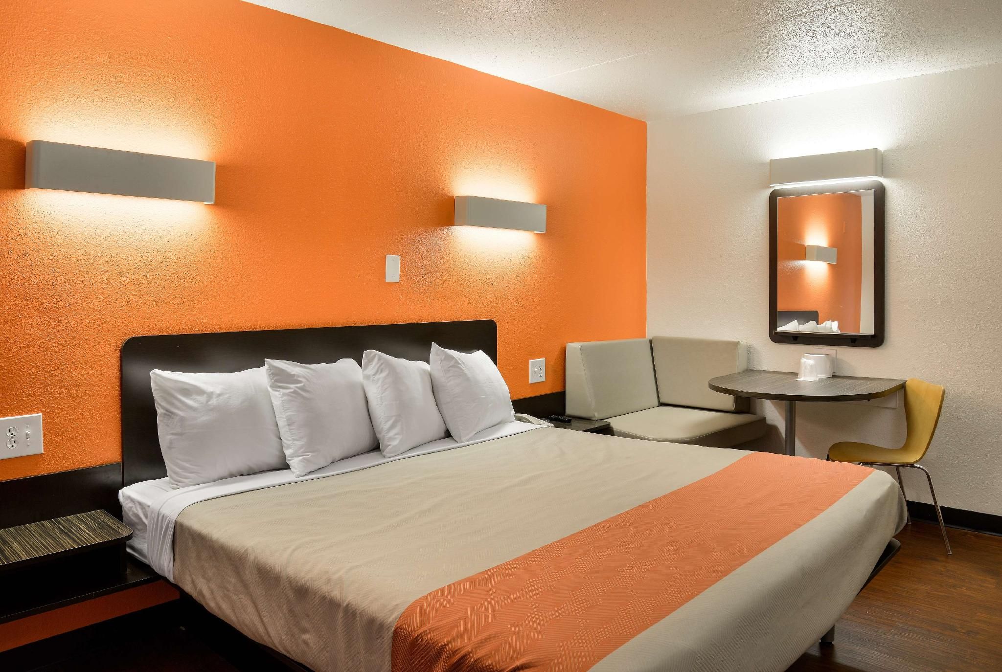 1 King Bed | Mob Acc RI Shwr Nsmk Micfridg