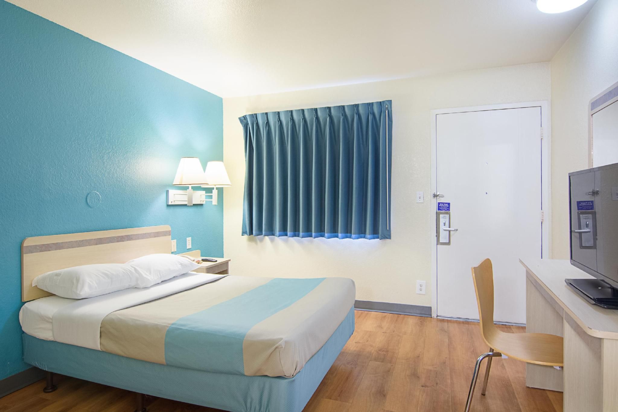 1 Full Bed | Mobility Access Tub Smk