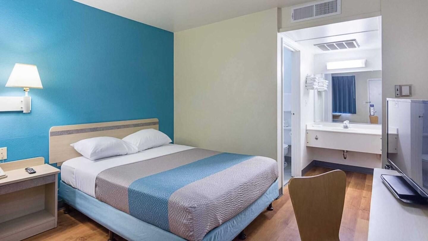 1 QUEEN BED | NON-SMOKING