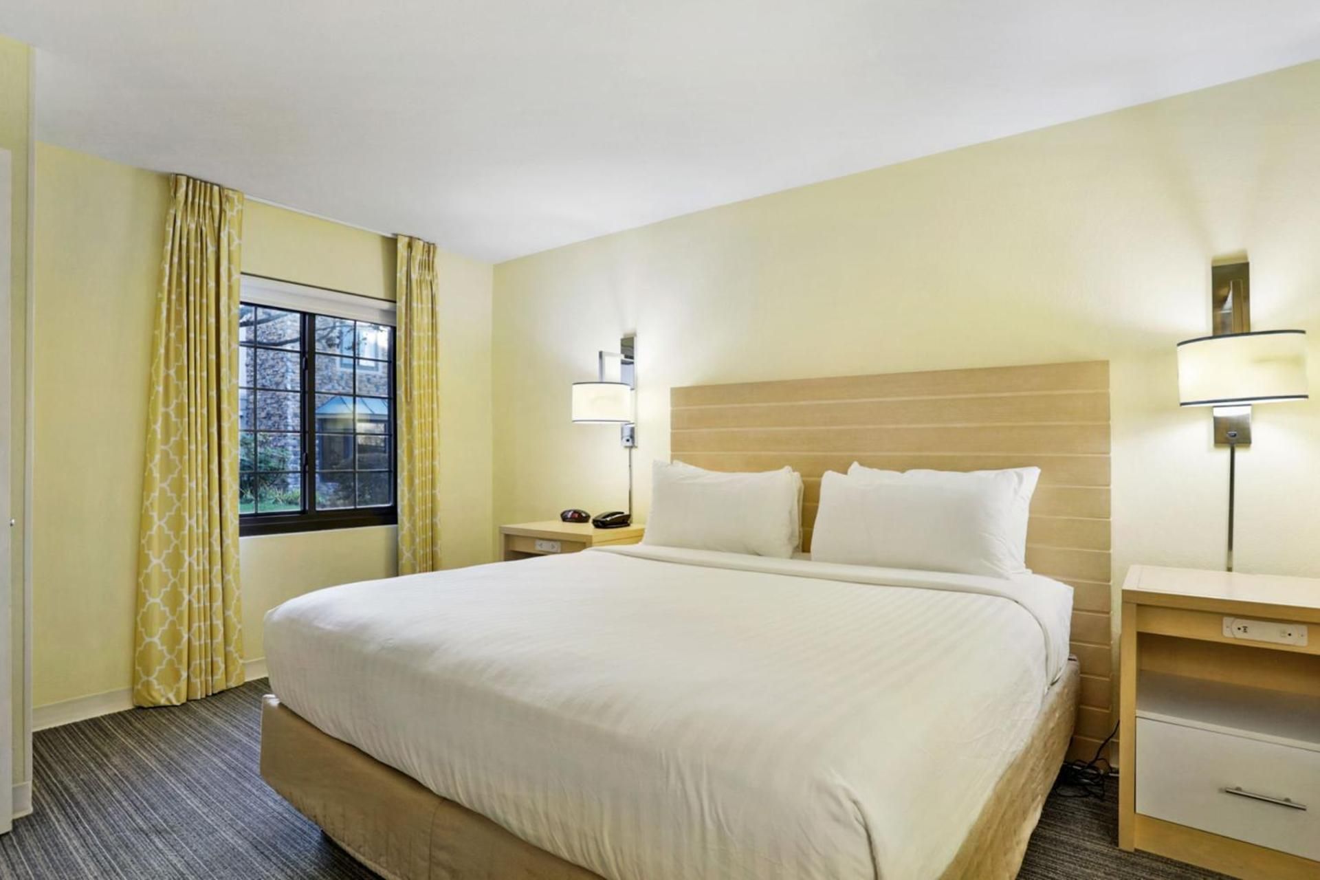 Studio King Suite with Roll In Shower - Mobility Accessible