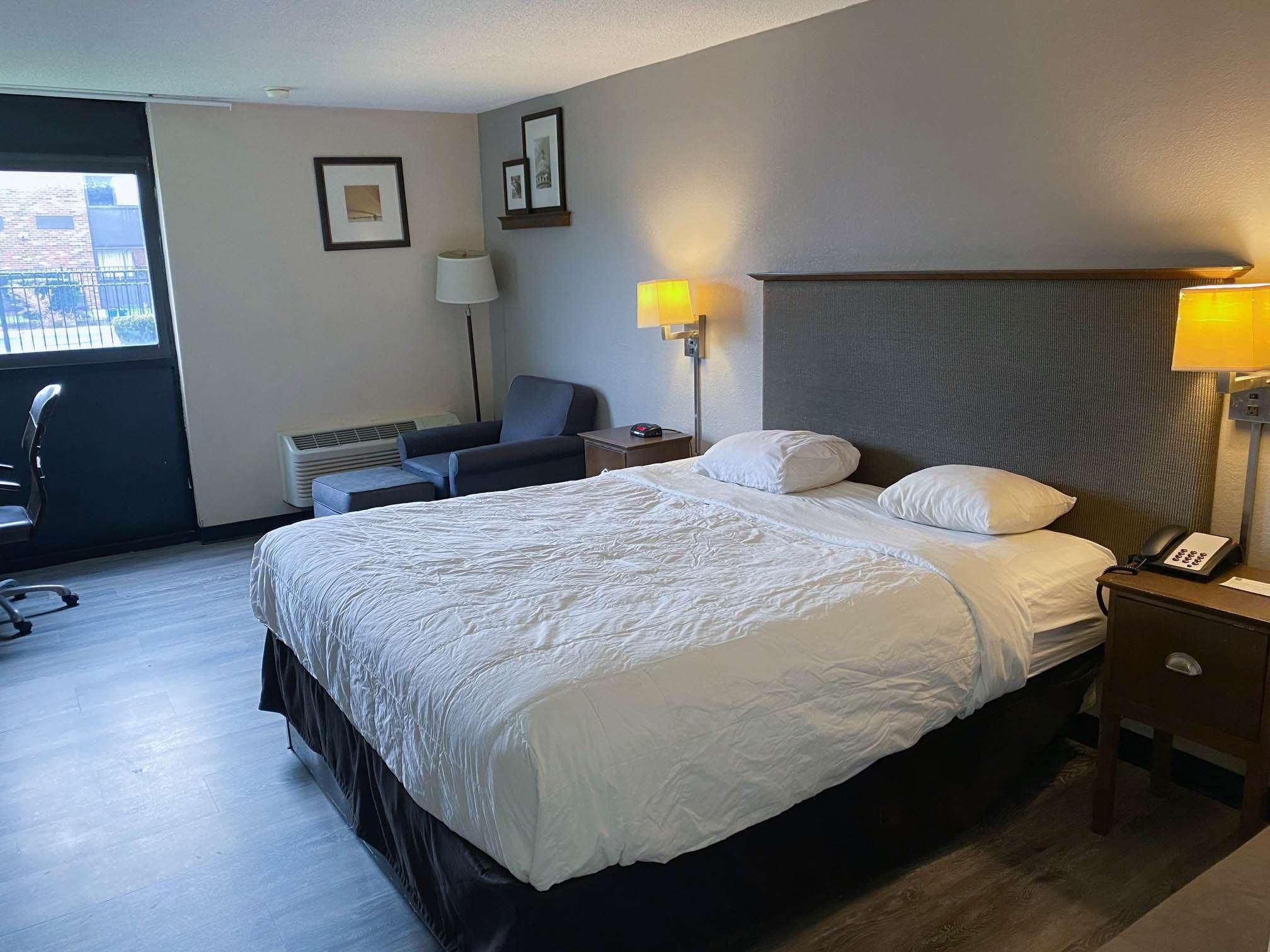 1 King Bed | Mobility Accessible RI Shower Nsmk