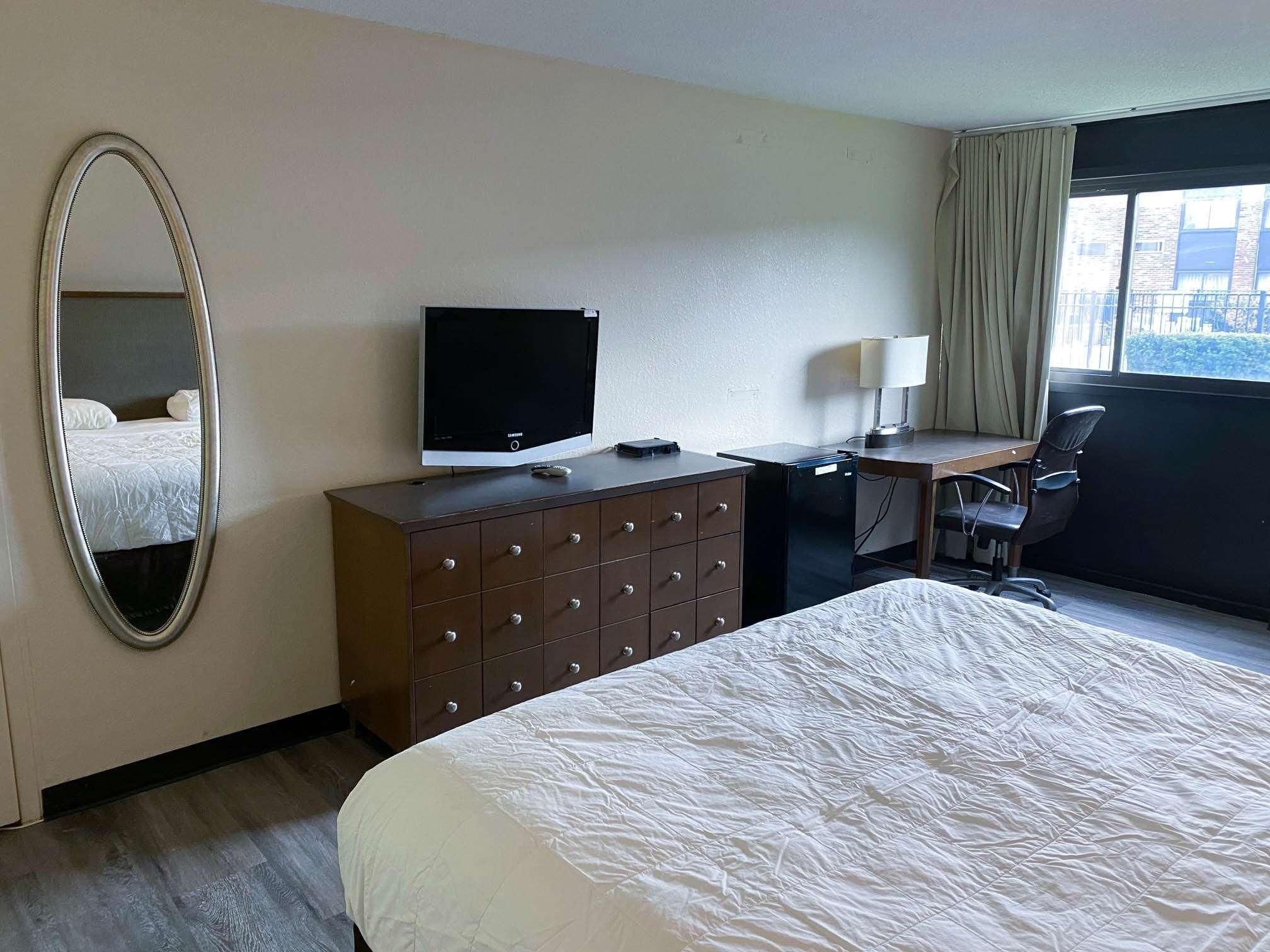 1 King Bed | Mobility Accessible RI Shower Nsmk