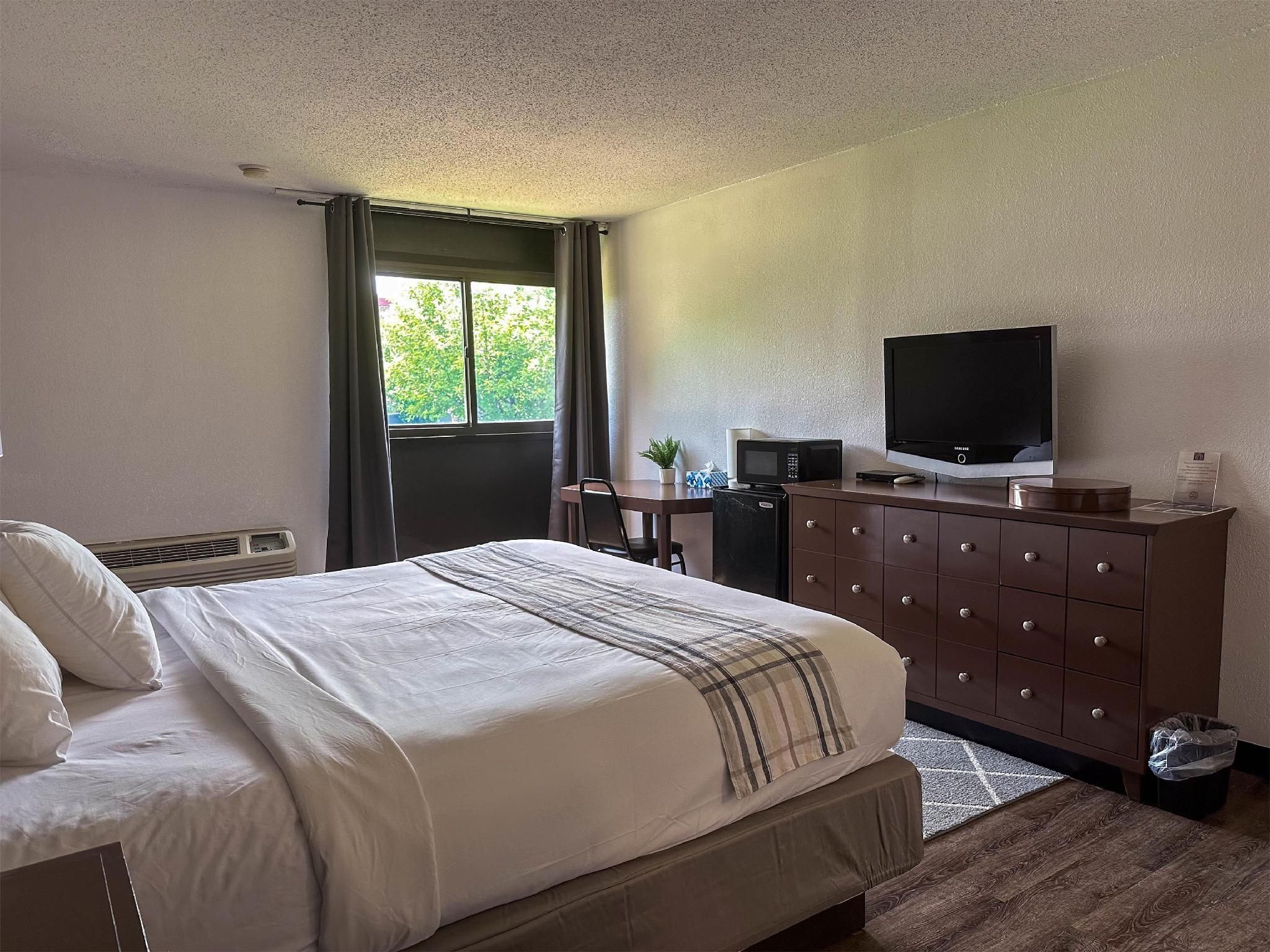 1 King Bed | Mobility Accessible Tub, Nsmk