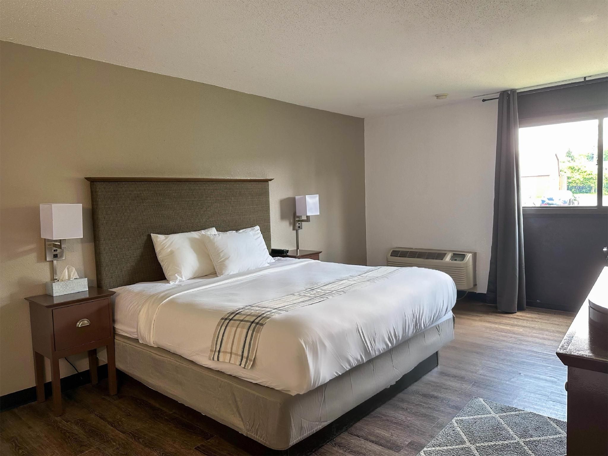 1 King Bed | Mobility Accessible Tub, Nsmk