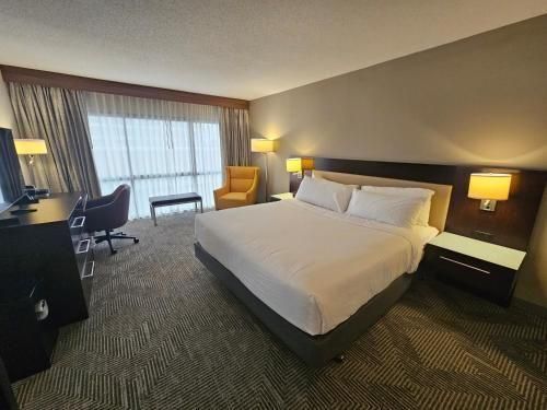 1 King Bed, Mobility/Hearing Accessible Room, Bathtub w/ Grab Bars, Non-Smoking