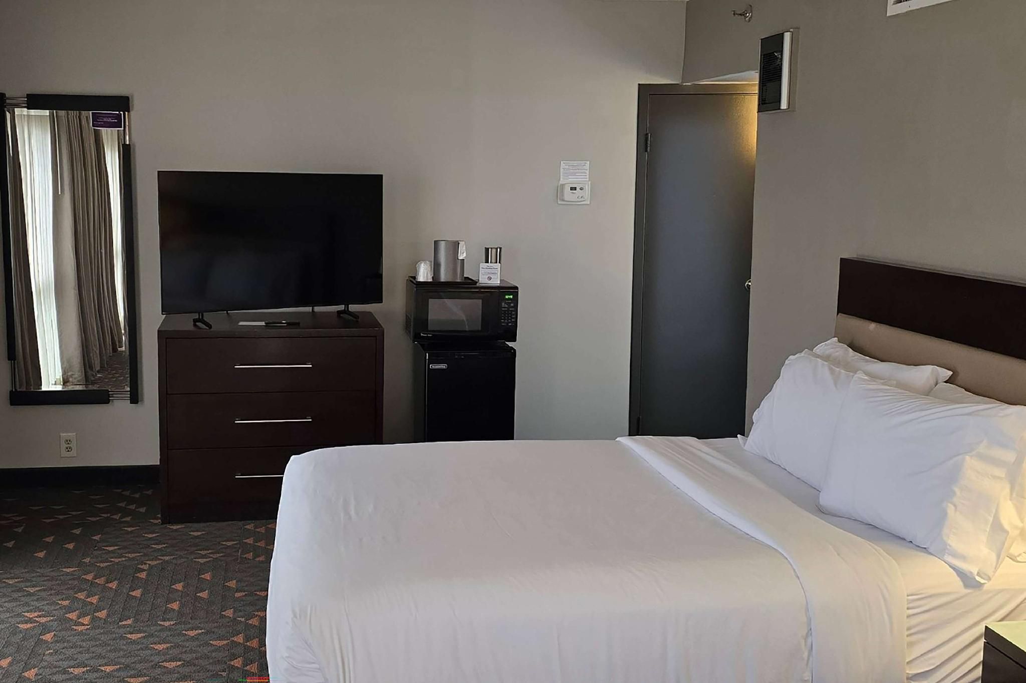 1 King Bed, Mobility/Hearing Accessible Room, Roll-In Shower, Non-Smoking