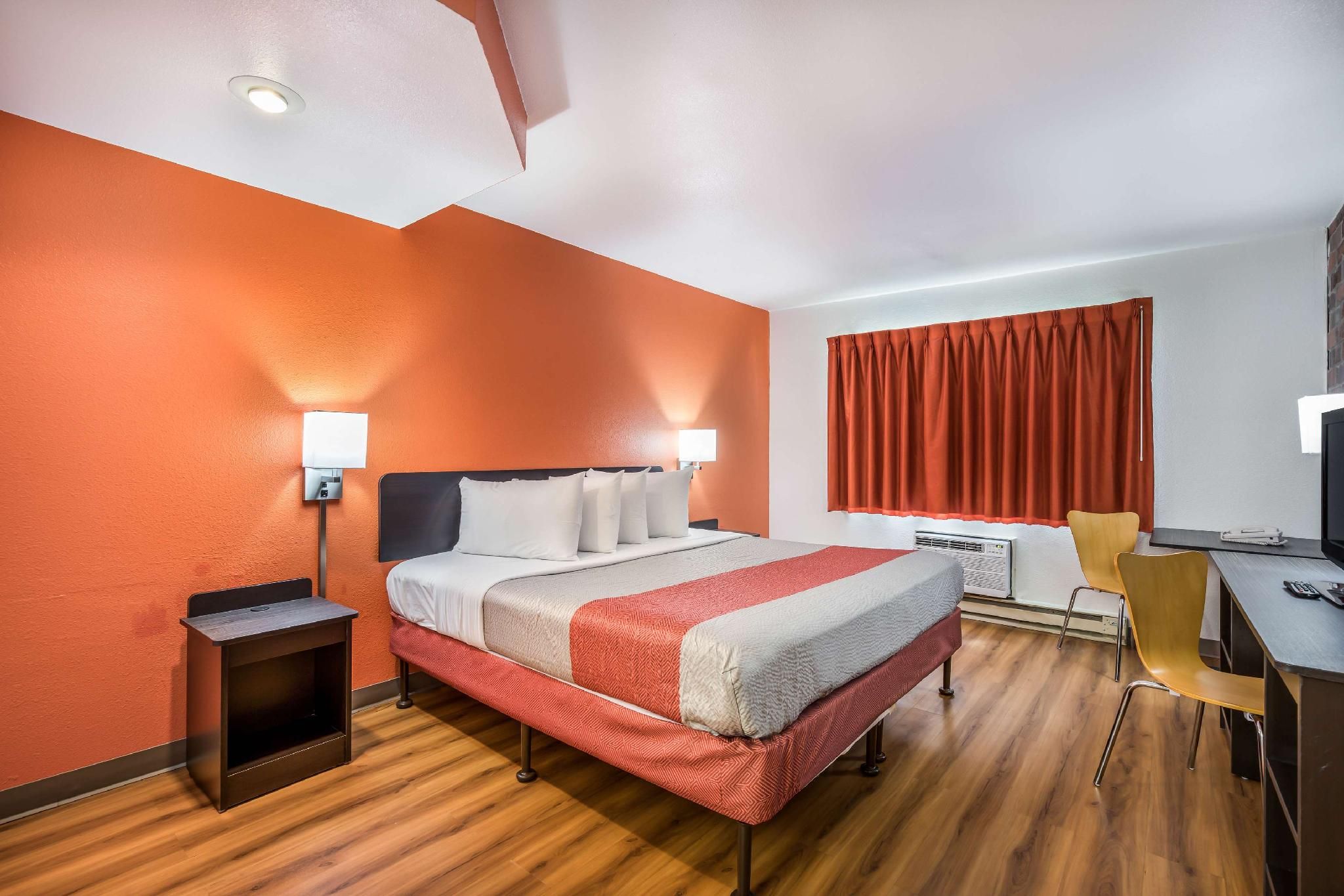 1 King Bed | Suite, Non-Smoking, Micfridge