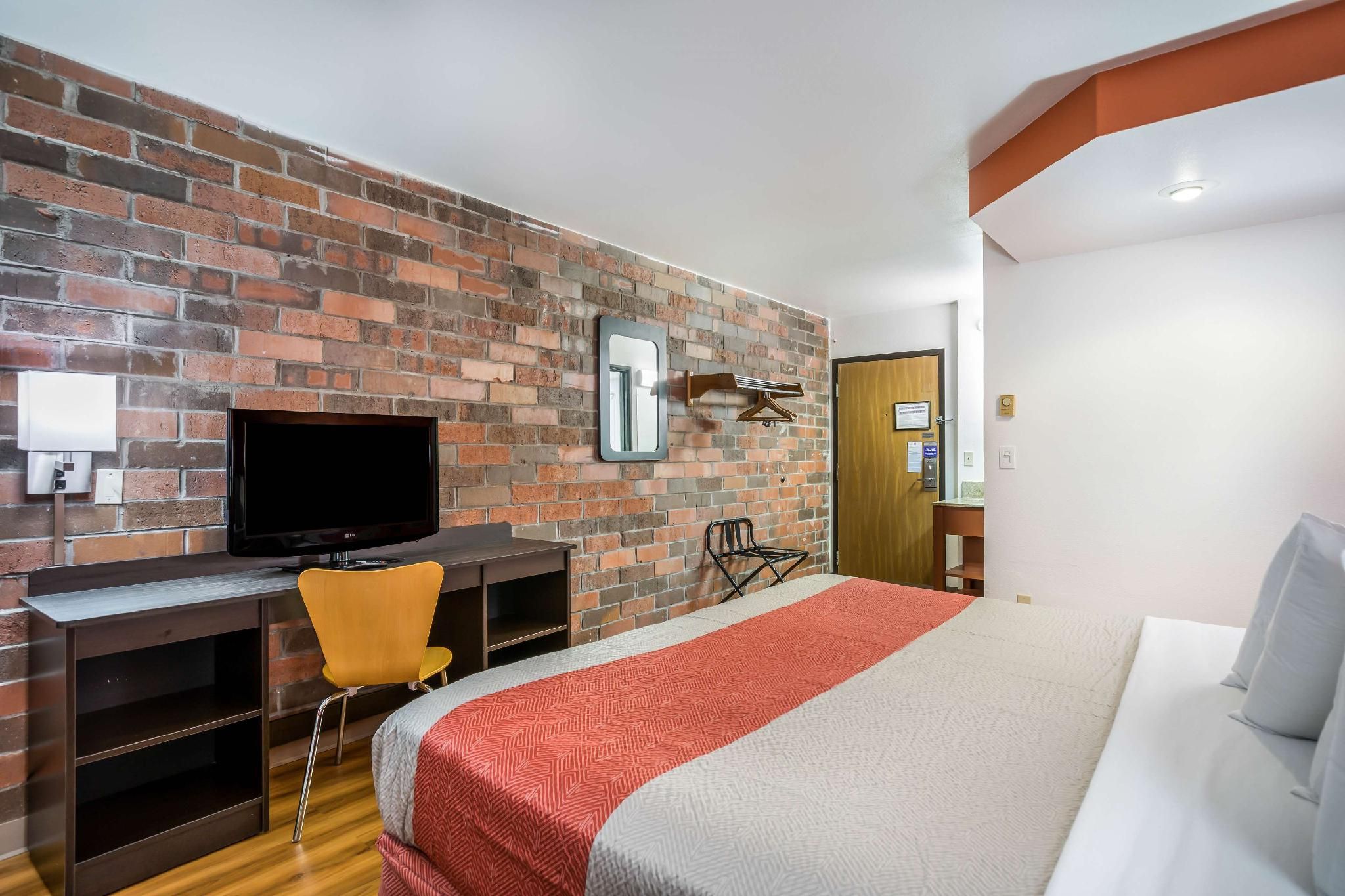 1 King Bed | Non-Smoking