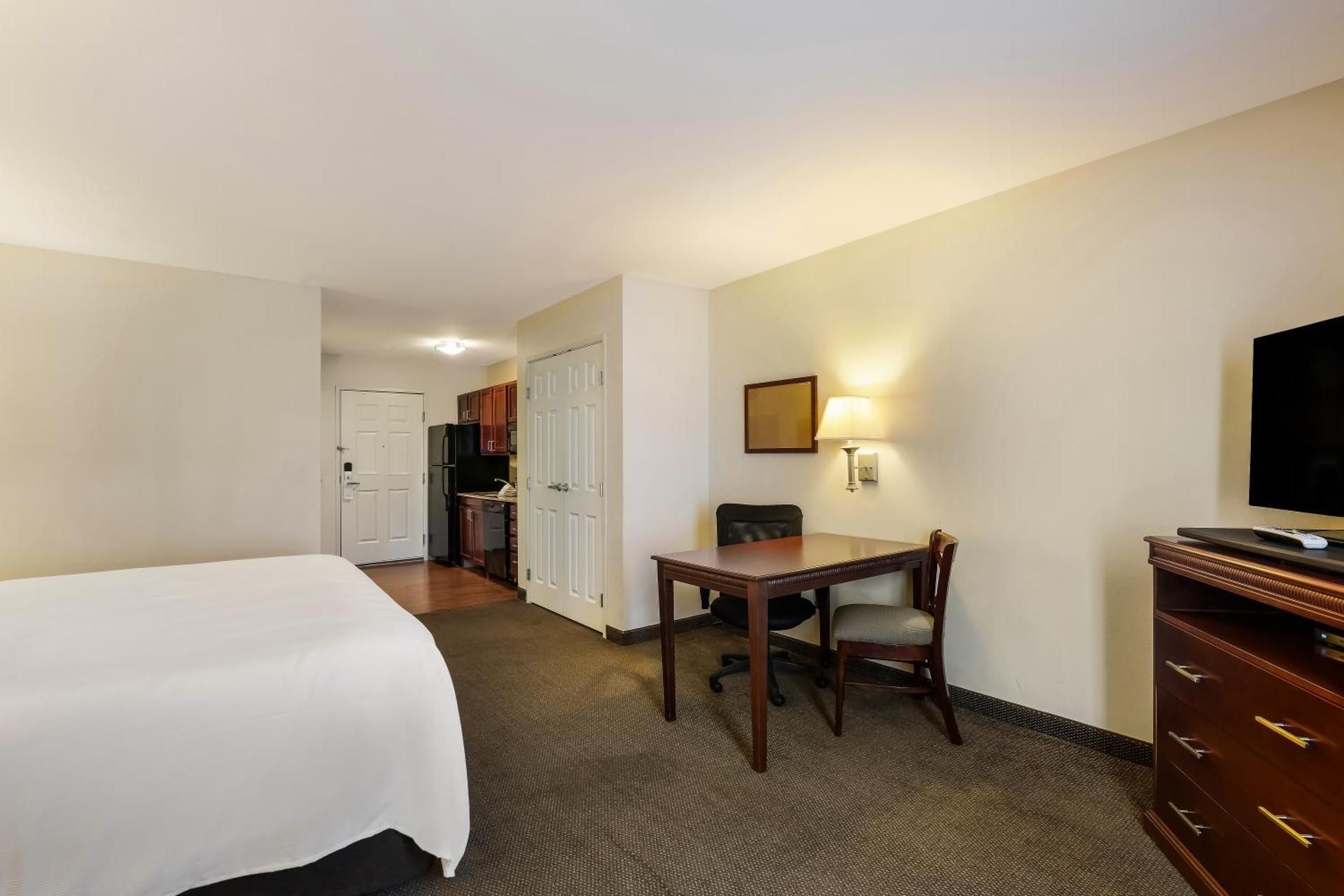 Efficiency One Room Suite with Roll-In Shower - Disability Access/Non Smoking