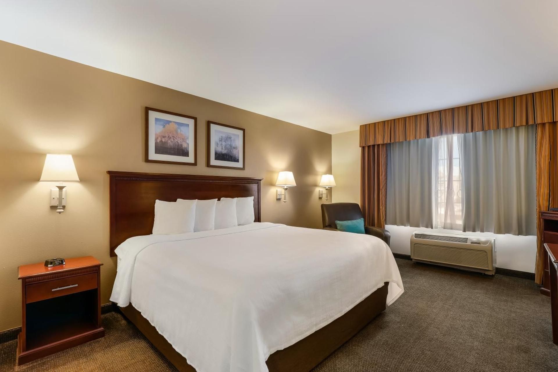 Efficiency One Room Suite with Tub - Disability Access/Non Smoking/Interior Hall