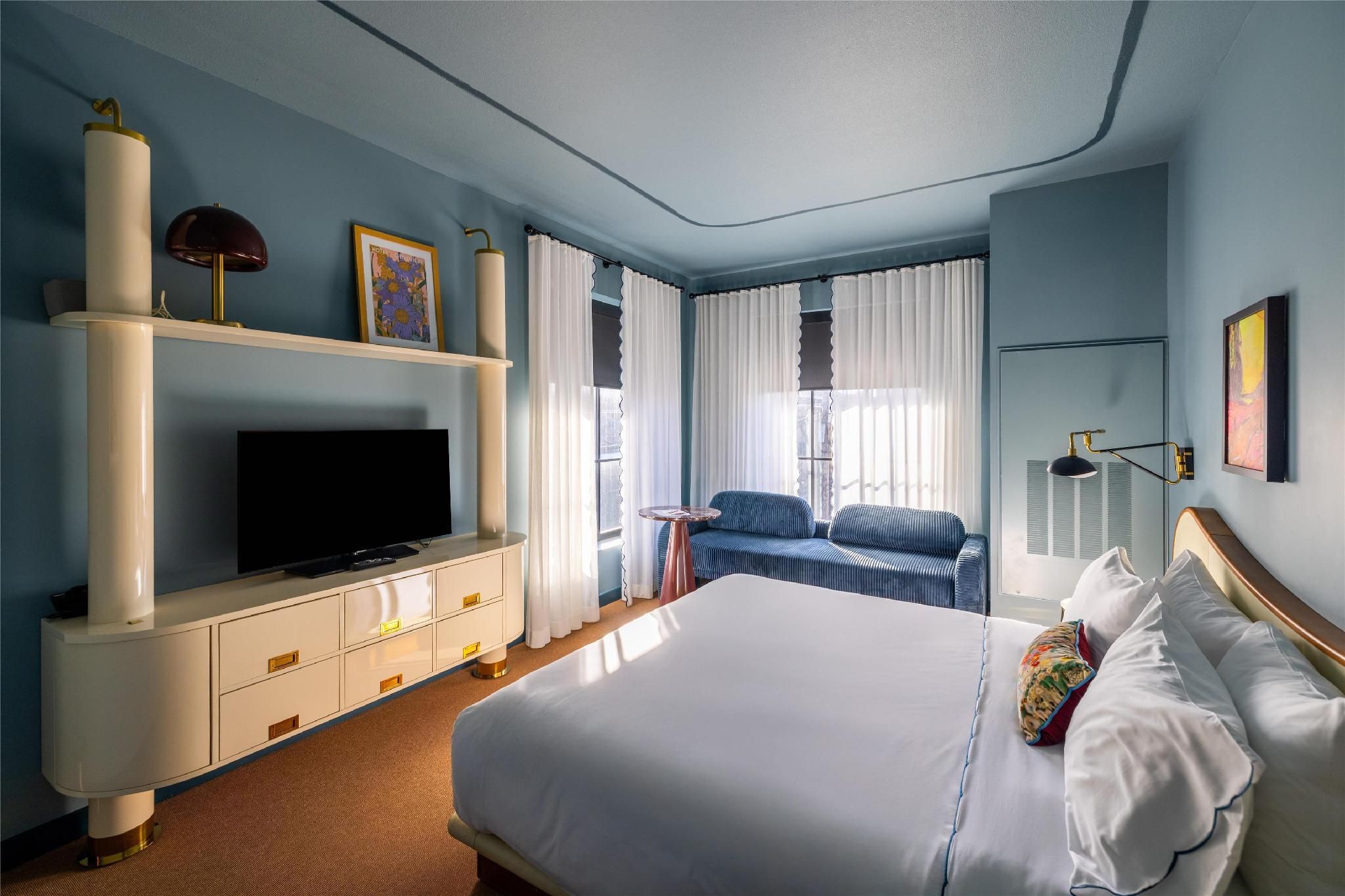 1 King Bed With Accessible Tub
