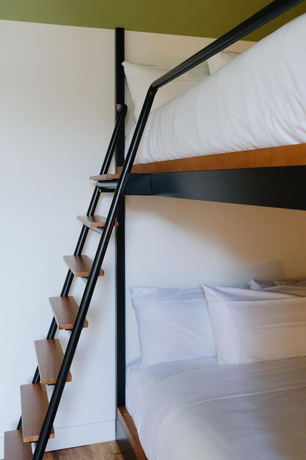 1 Queen 4 Queen Bunk Beds