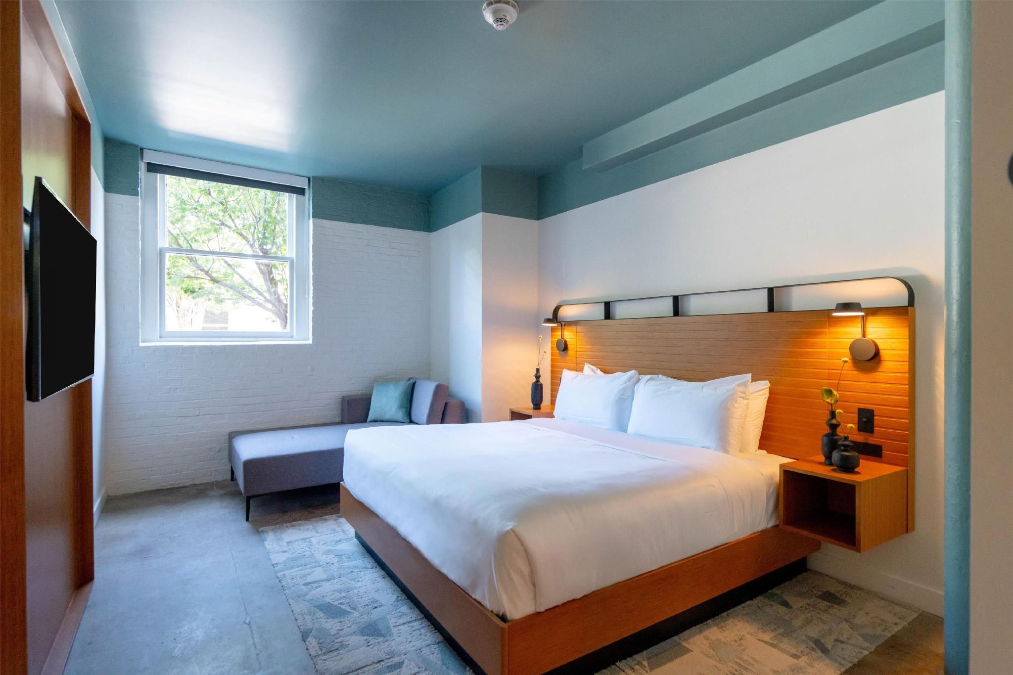1 King Bed