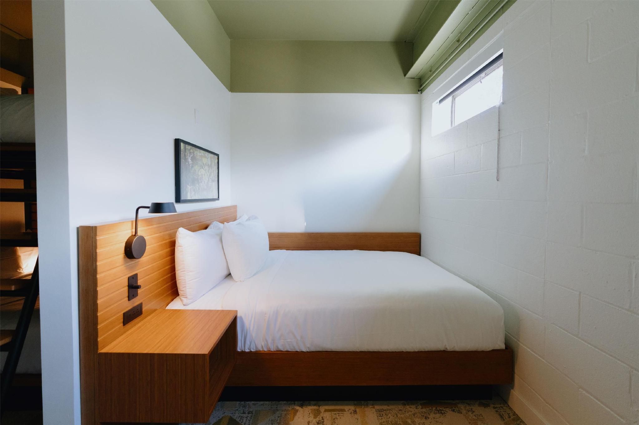 1 Queen 4 Queen Bunk Beds