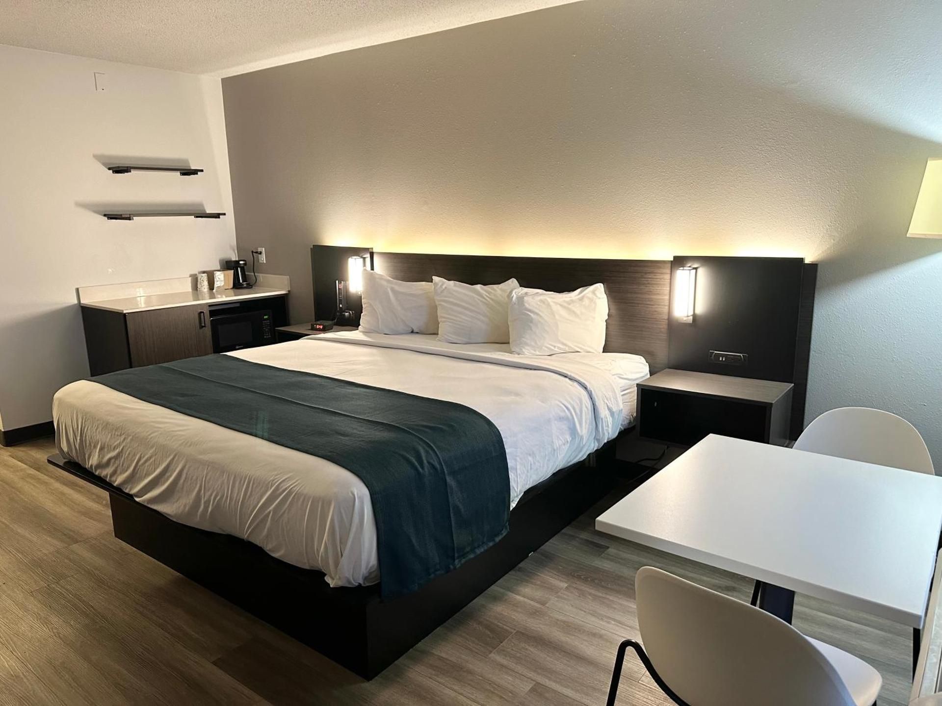 King Room with Roll-in Shower - Disability Access - Non-Smoking