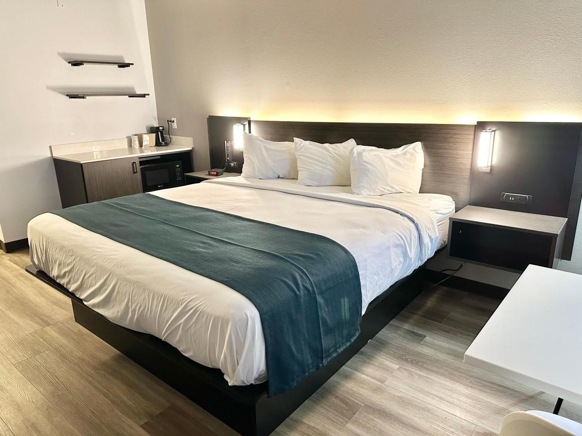King Room with Roll-in Shower - Disability Access - Non-Smoking