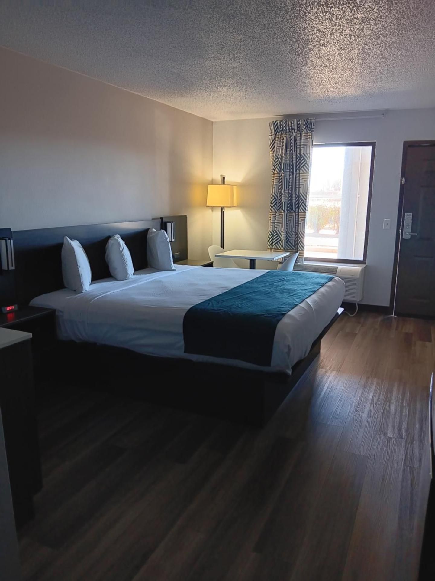 Queen Room - Disability Access - Non-Smoking