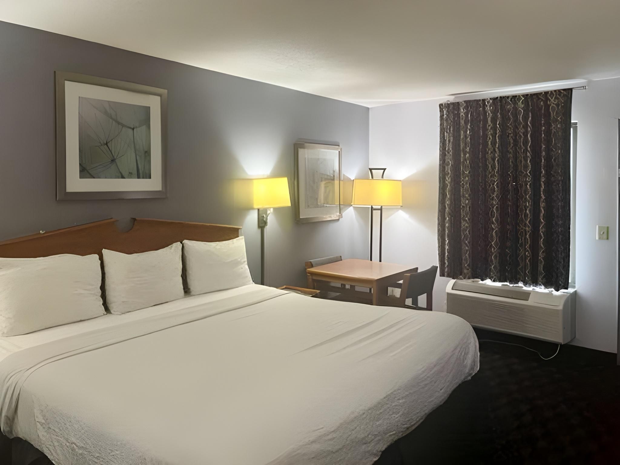 1 King Bed | Mob Acc RI Shwr Nsmk Micfridg