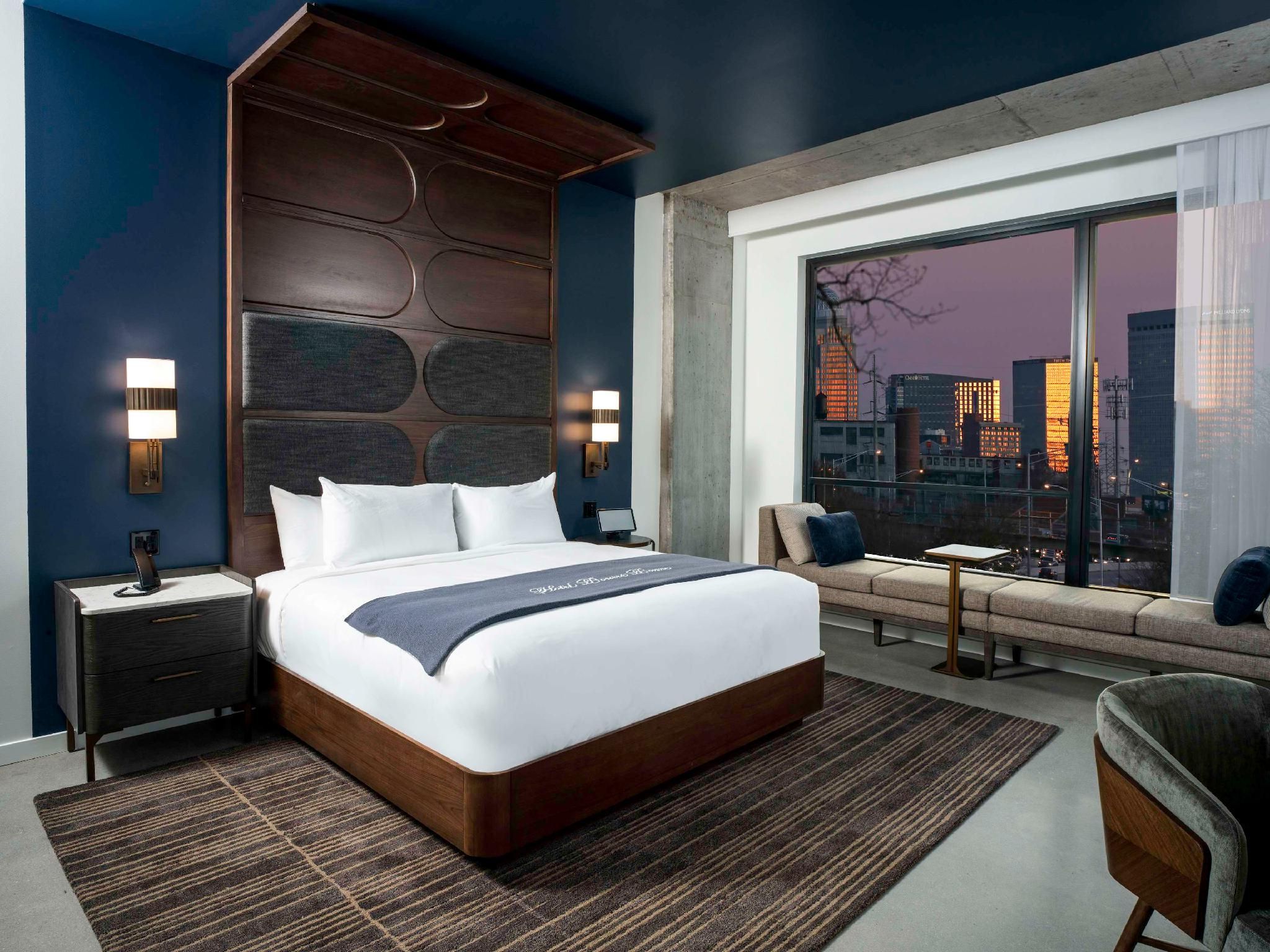 1 King Bed Corner Room
