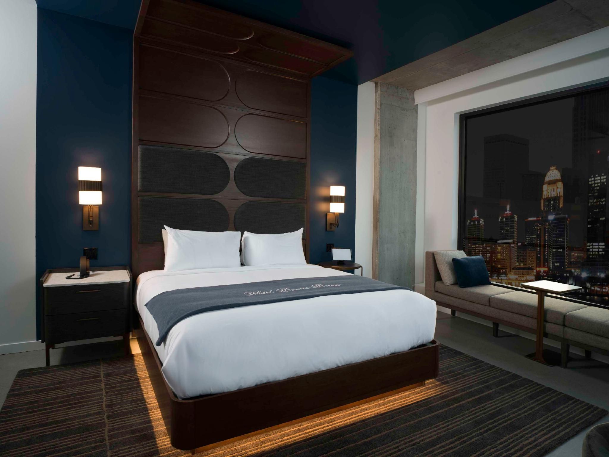 1 King Bed Corner Room