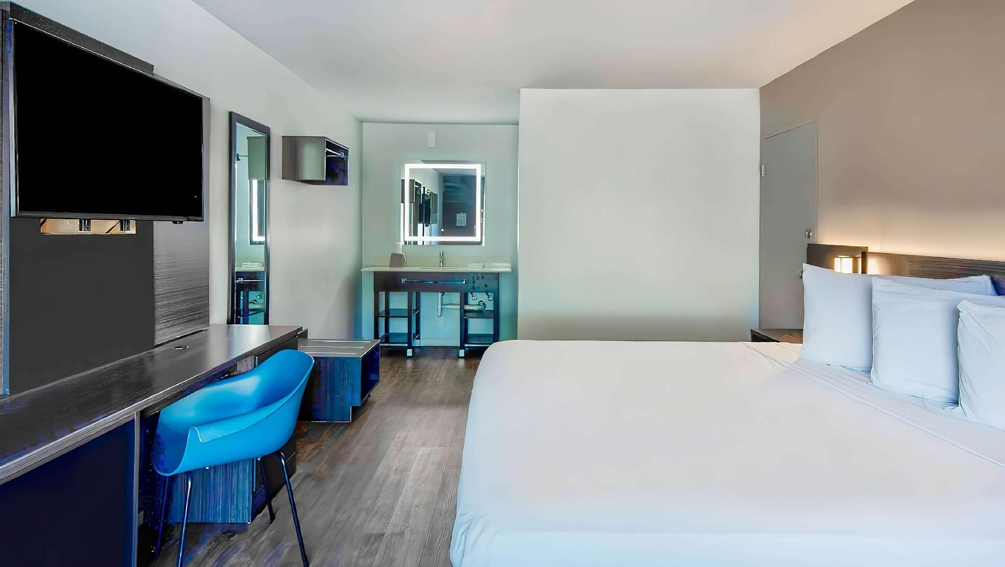 1 King Bed | Non-Smoking
