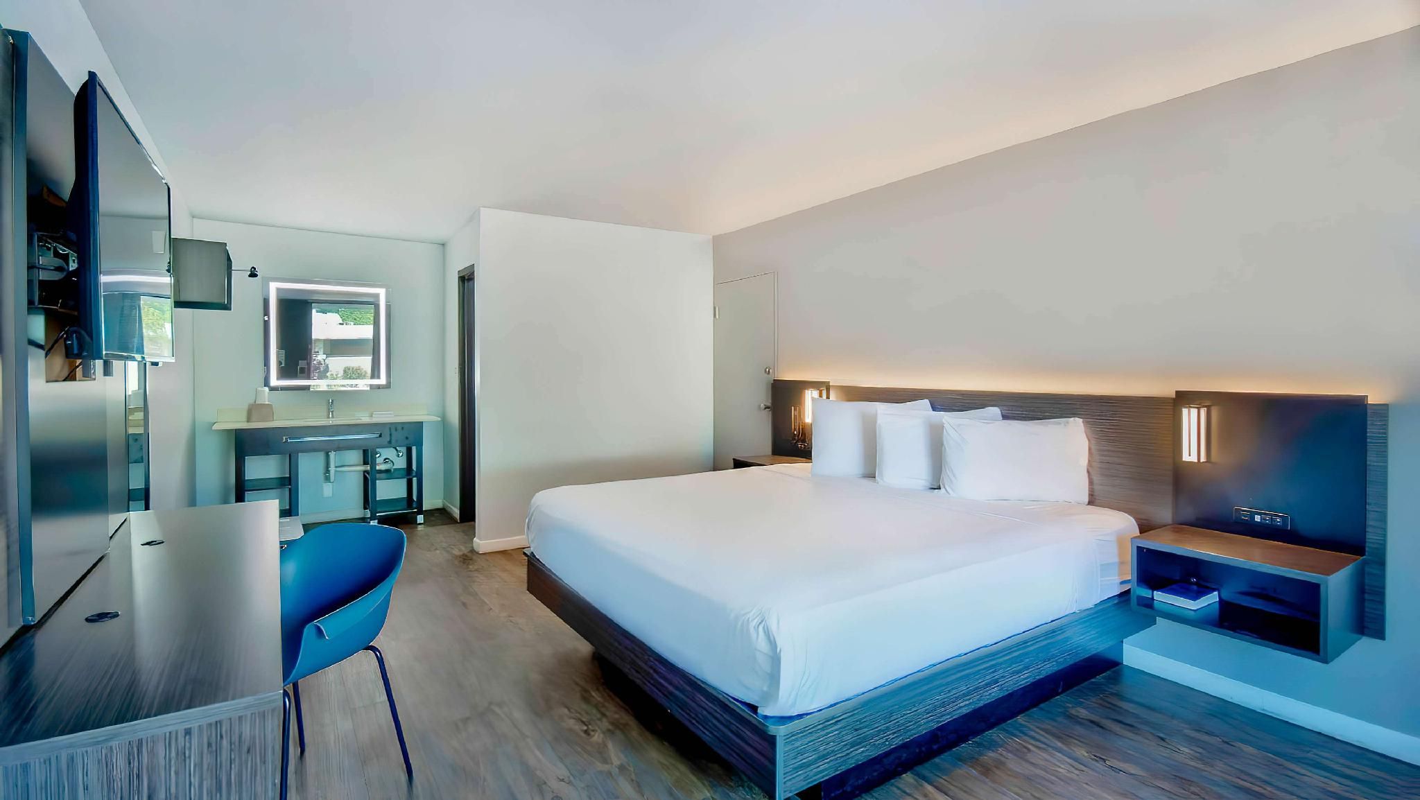 1 King Bed | Non-Smoking