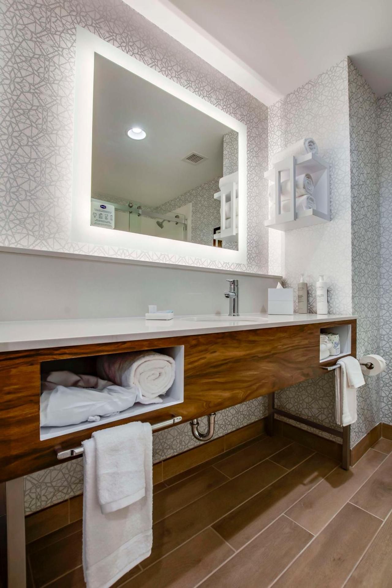 King Room with Microwave and Fridge