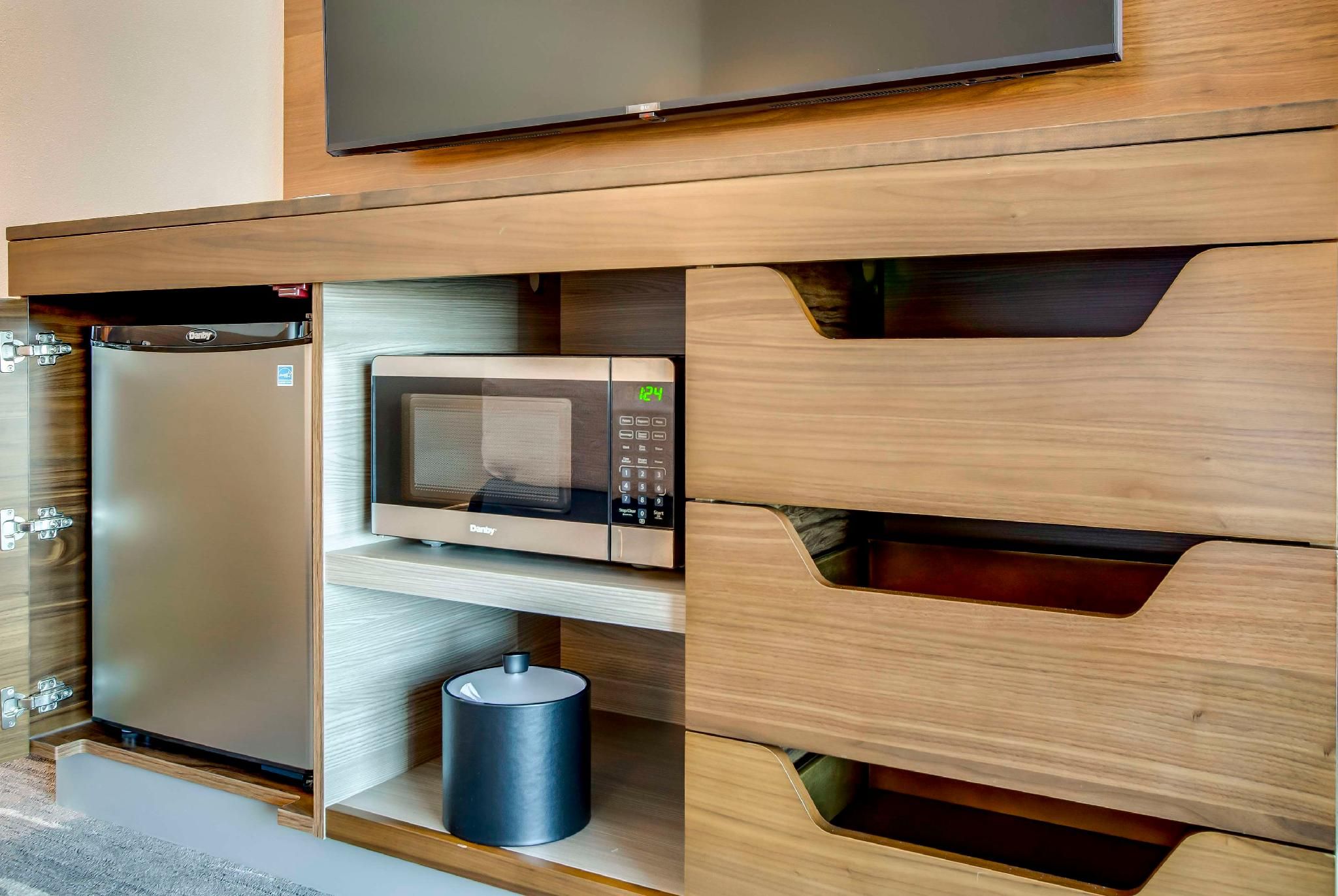 1 King Mobility Access with Tub