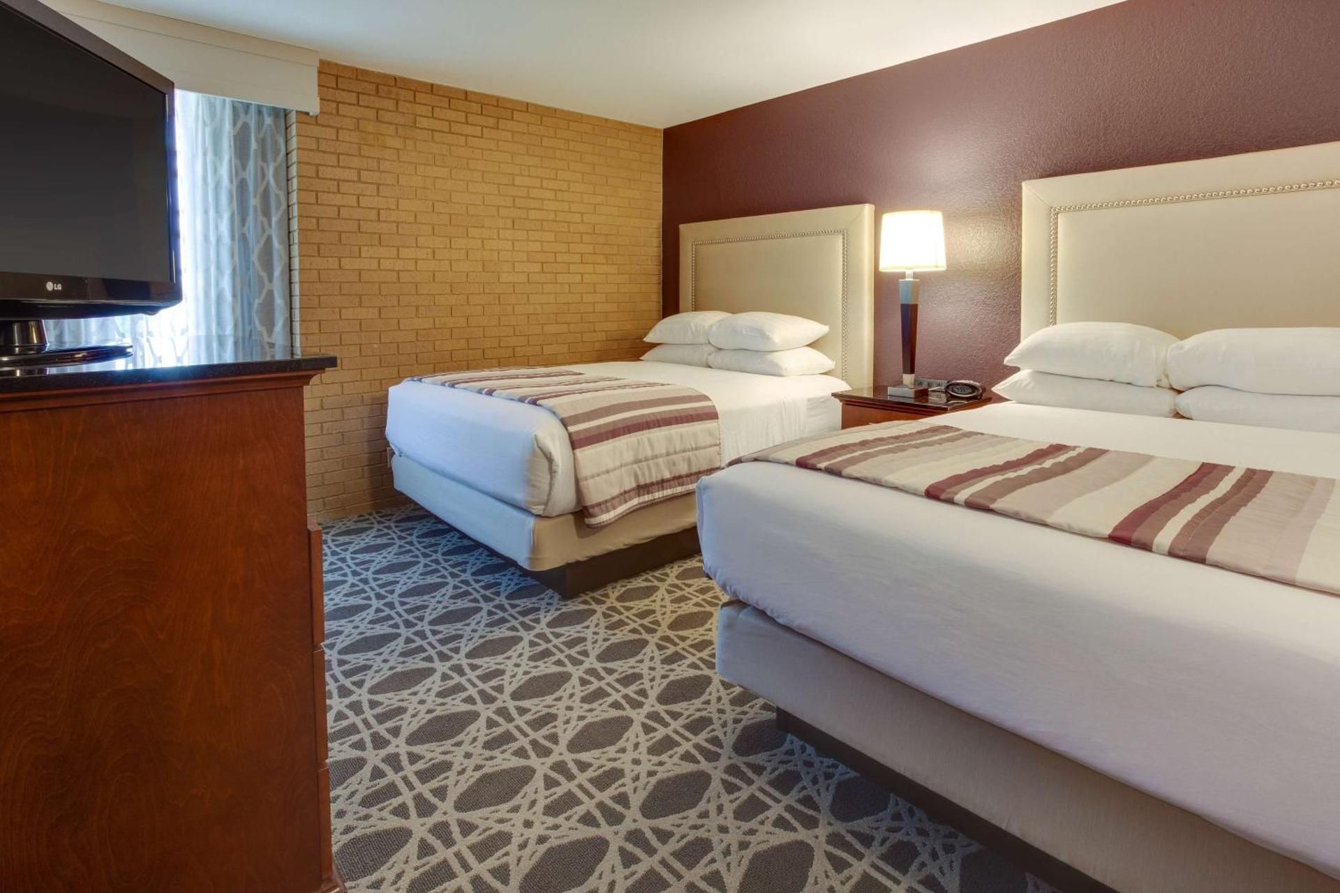 Queen Suite with Sofa Bed - Accessible, Tub