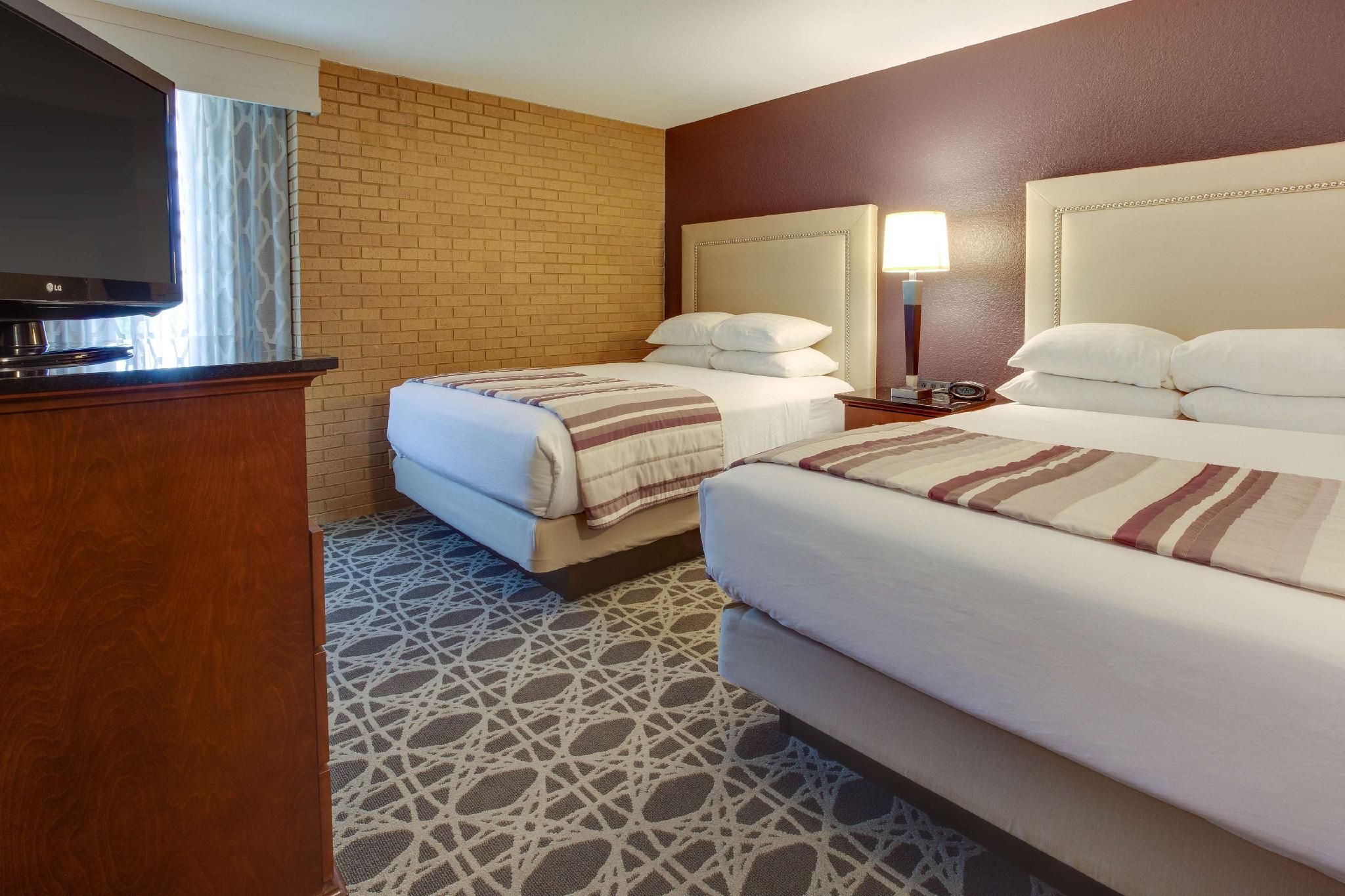 2 Queen Bed Suite, 2 Rooms with Sofa Sleeper, Accessible with Tub