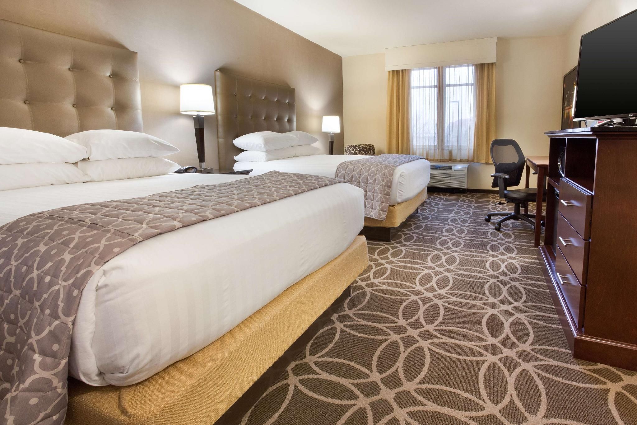 2 Queen Beds Accessible with Tub