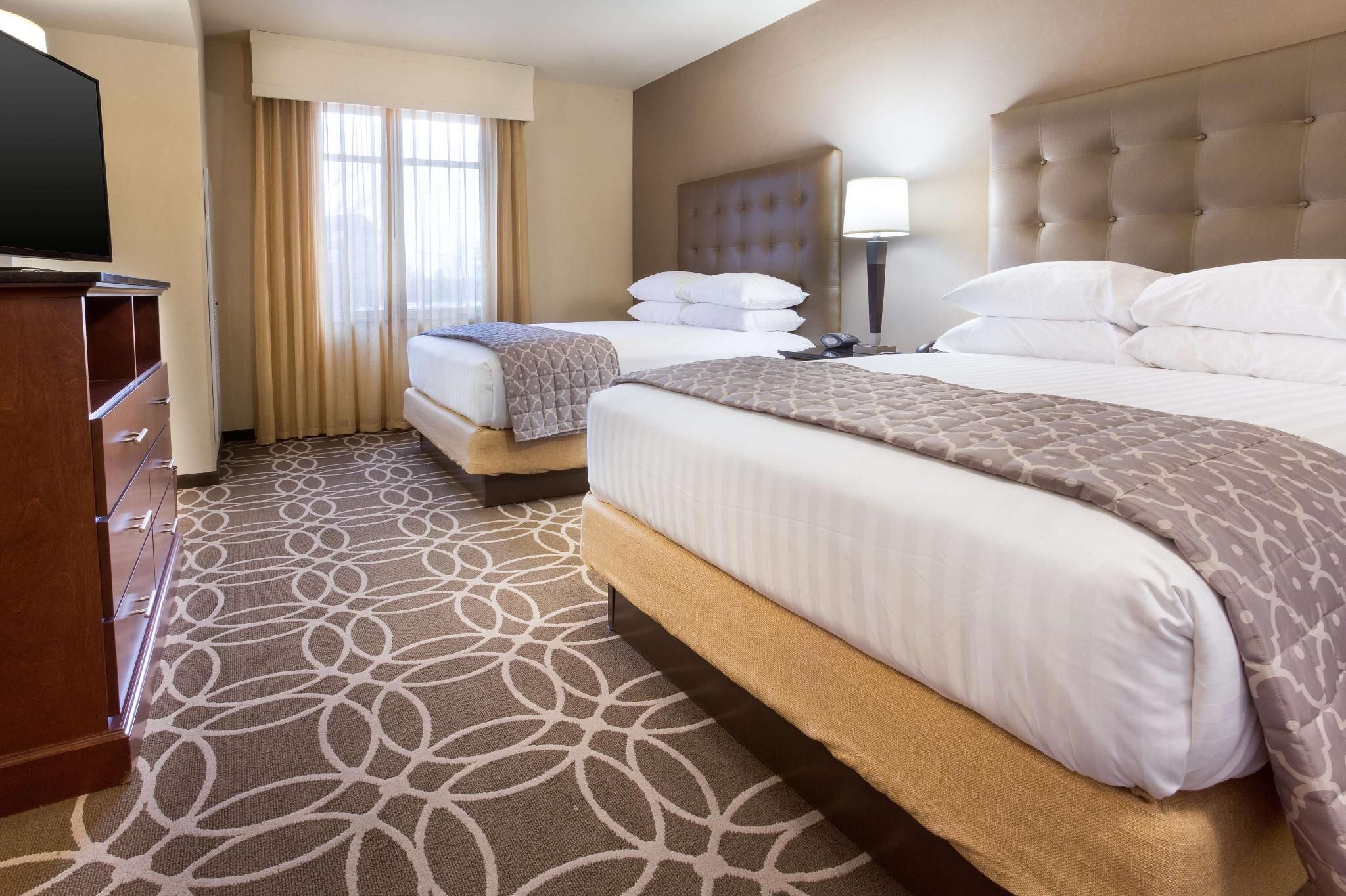 2 Queen Bed Suite, 2 Rooms with Sofa Sleeper, Accessible with Roll-in Shower