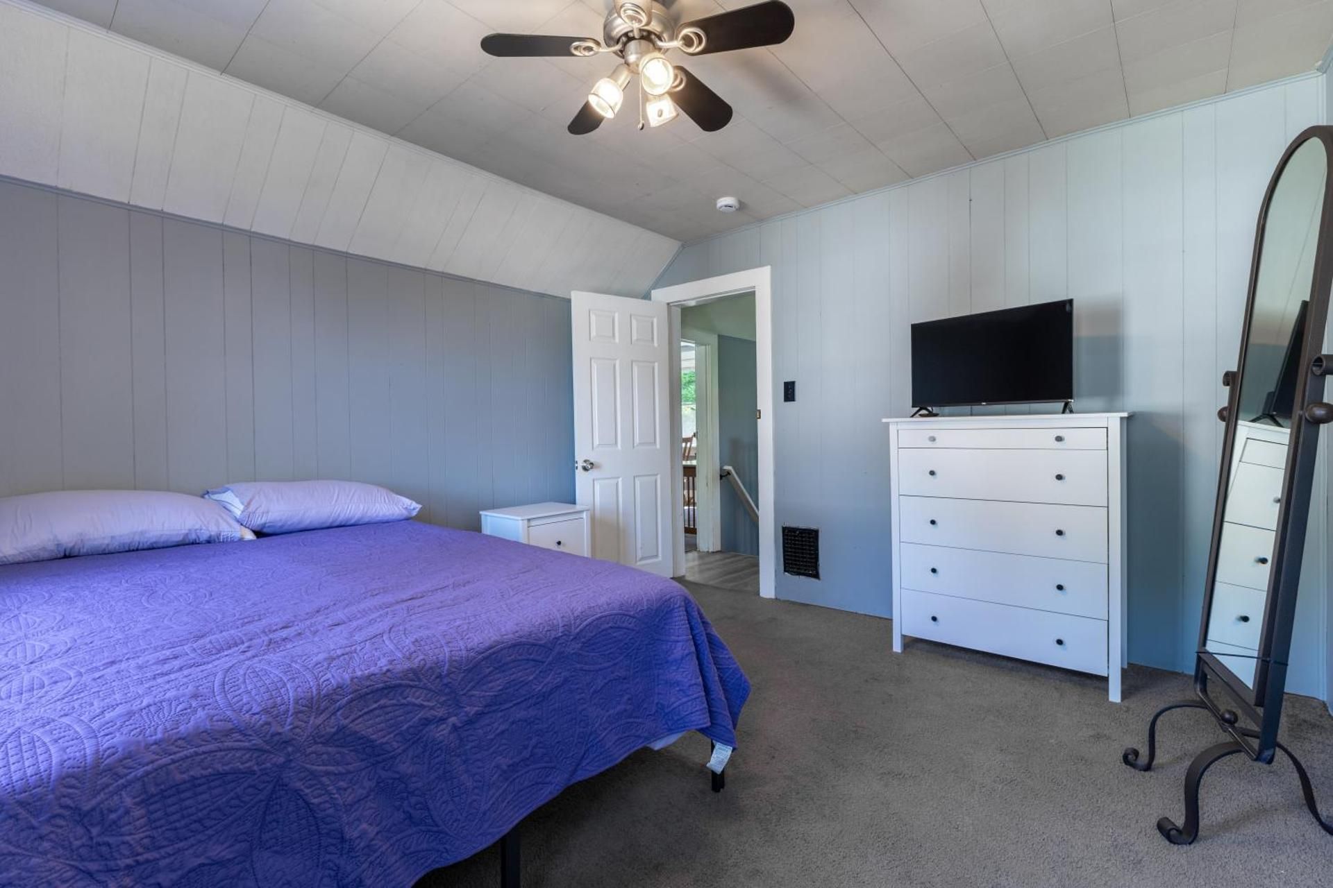 Queen Room with Shared Bathroom