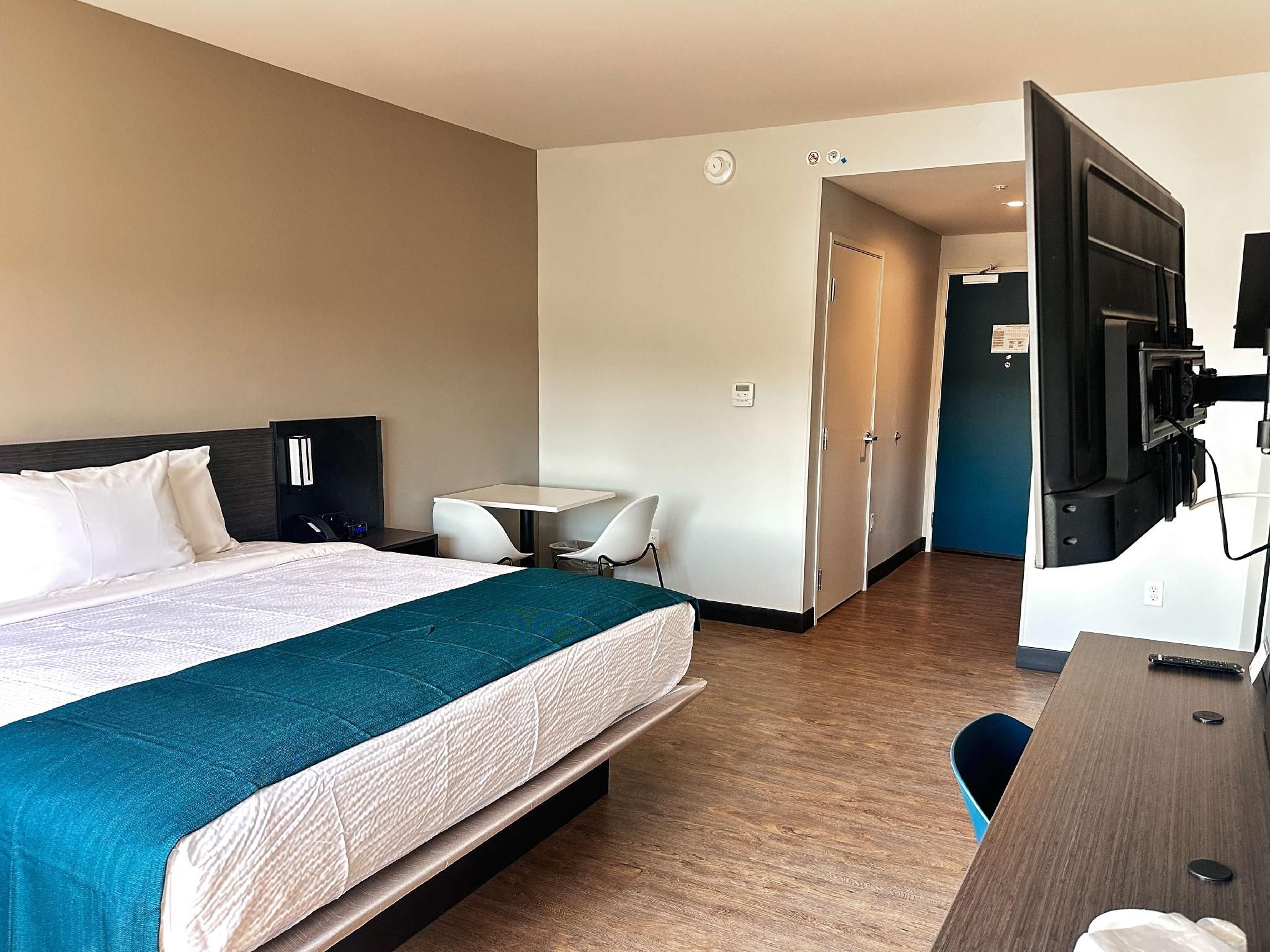 1 King Bed | Non-Smoking, Kitchen
