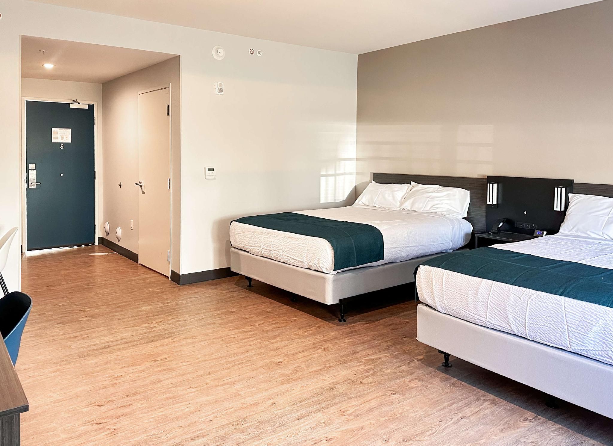 2 Queen Beds | Mobil Access RI Shr Nsmk Ktchn